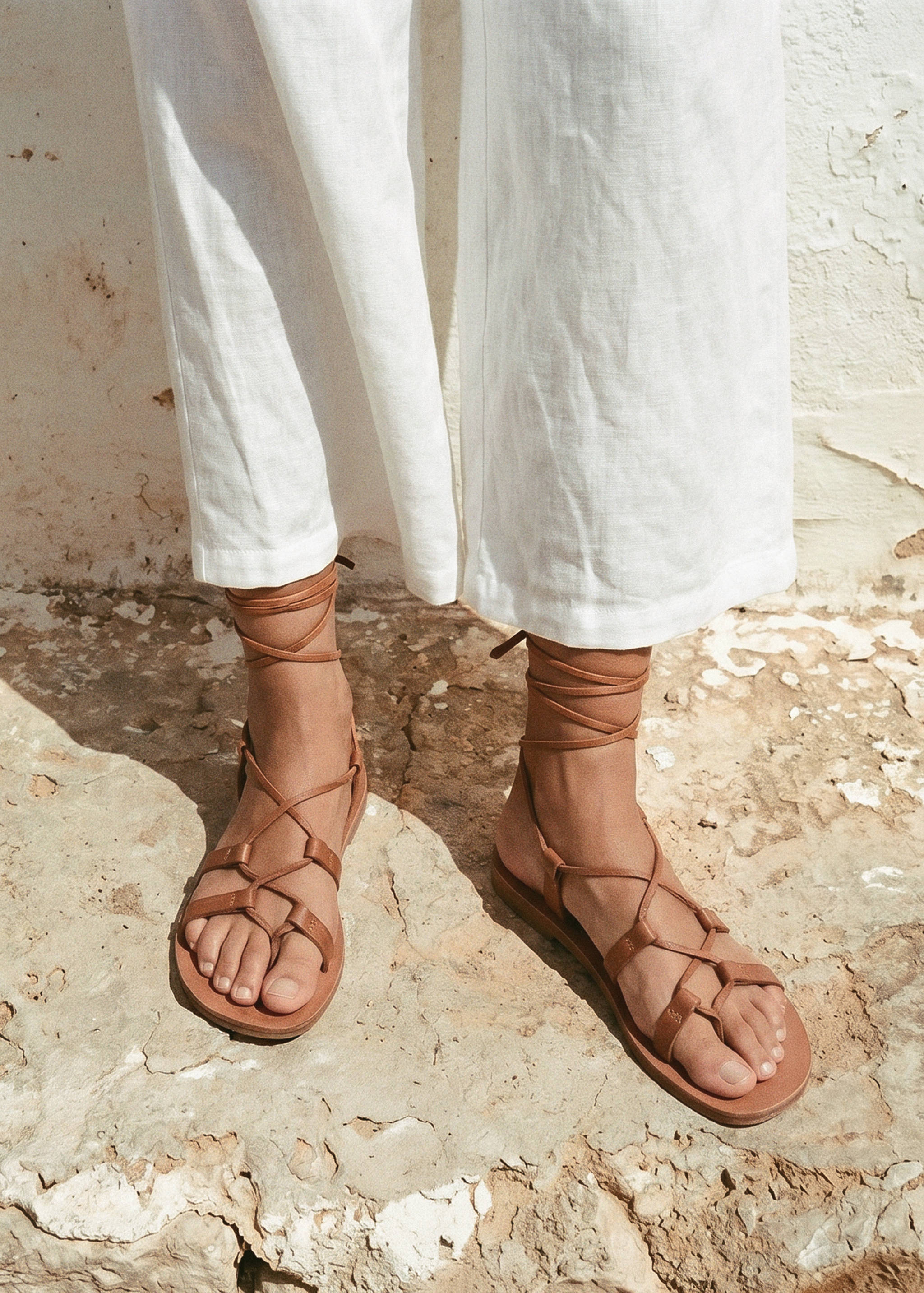 Cross-strap leather sandals - General plane