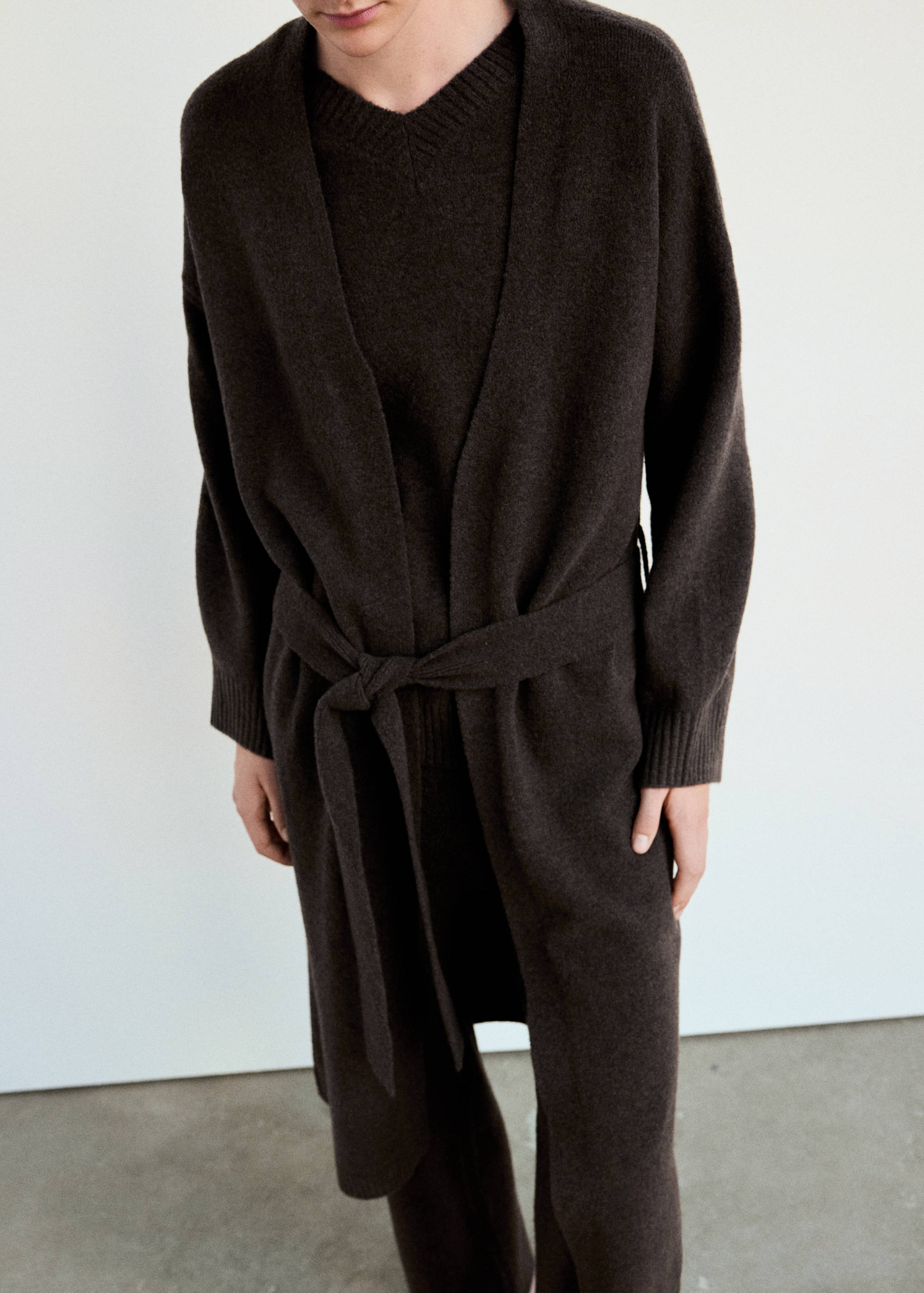 Robe de chambre longue en tricot - Plan moyen