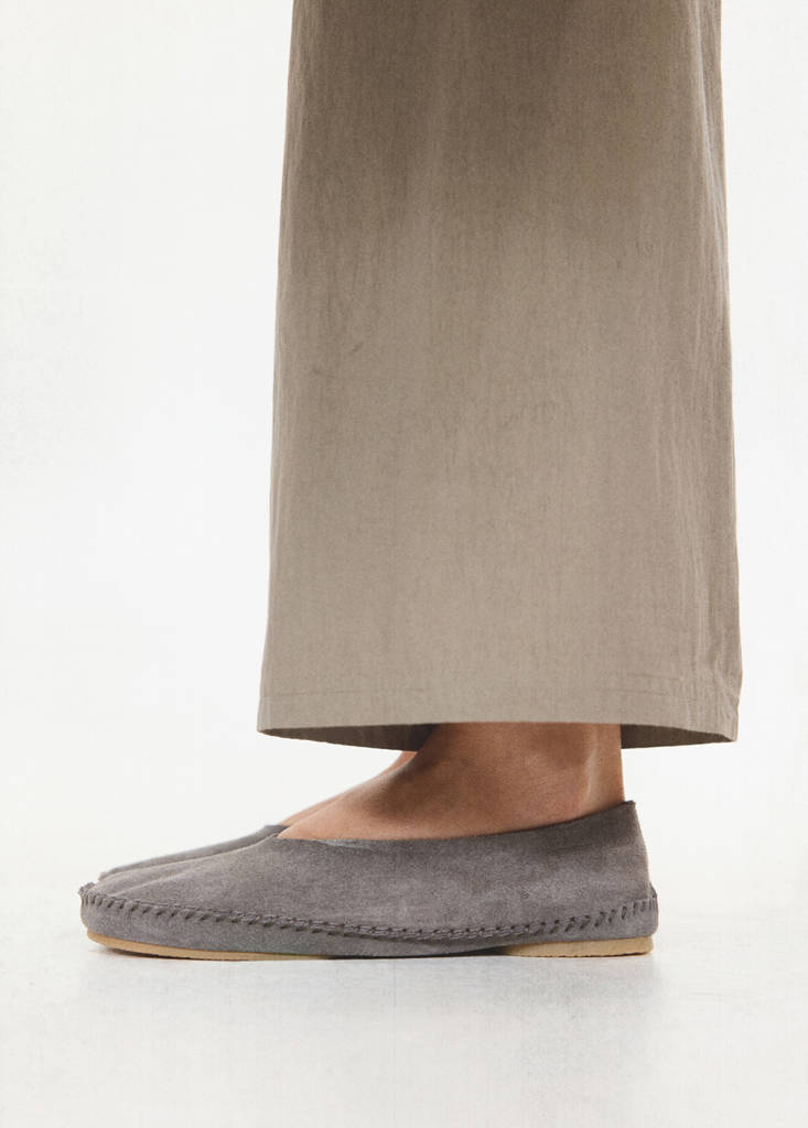 Suede shoe with seam detail — Grey