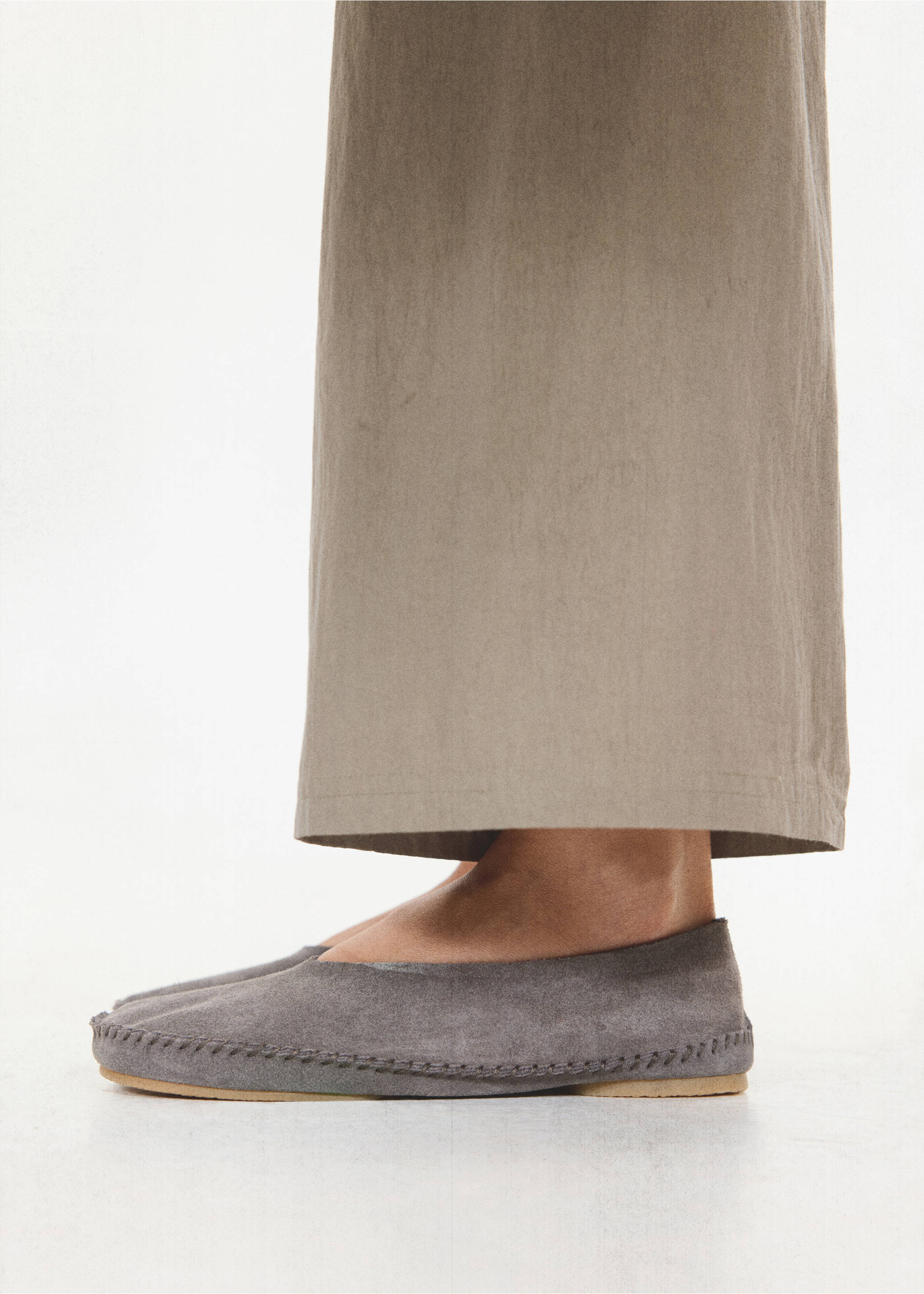 Suede shoe with stitching detail - General plane, Grey. Ref: 37081442-00.