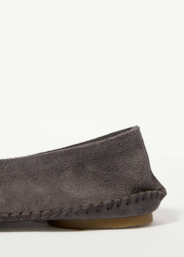 Suede shoe with seam detail — Grey