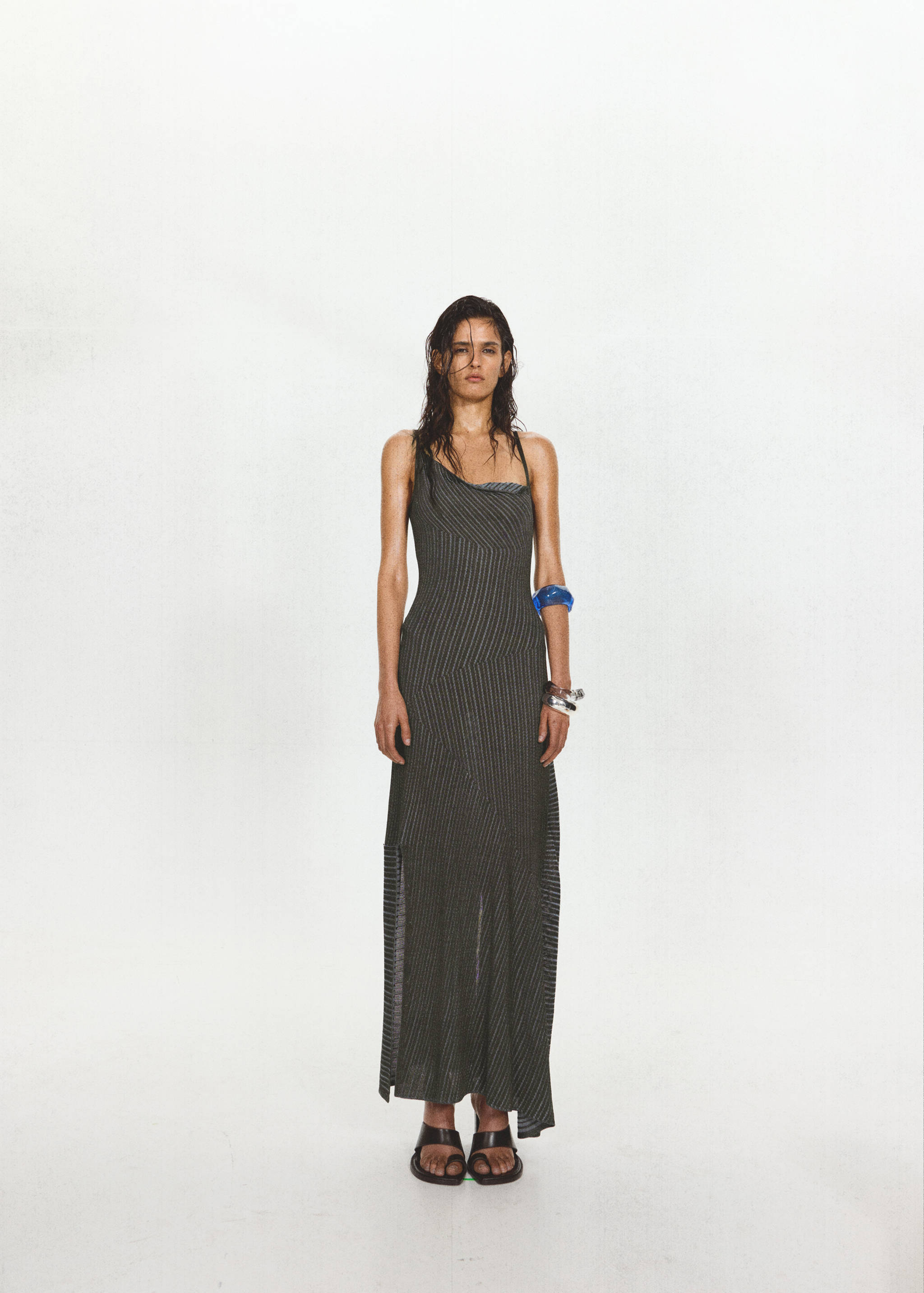 Asymmetrisches gestreiftes Strickkleid - Allgemeine Ansicht