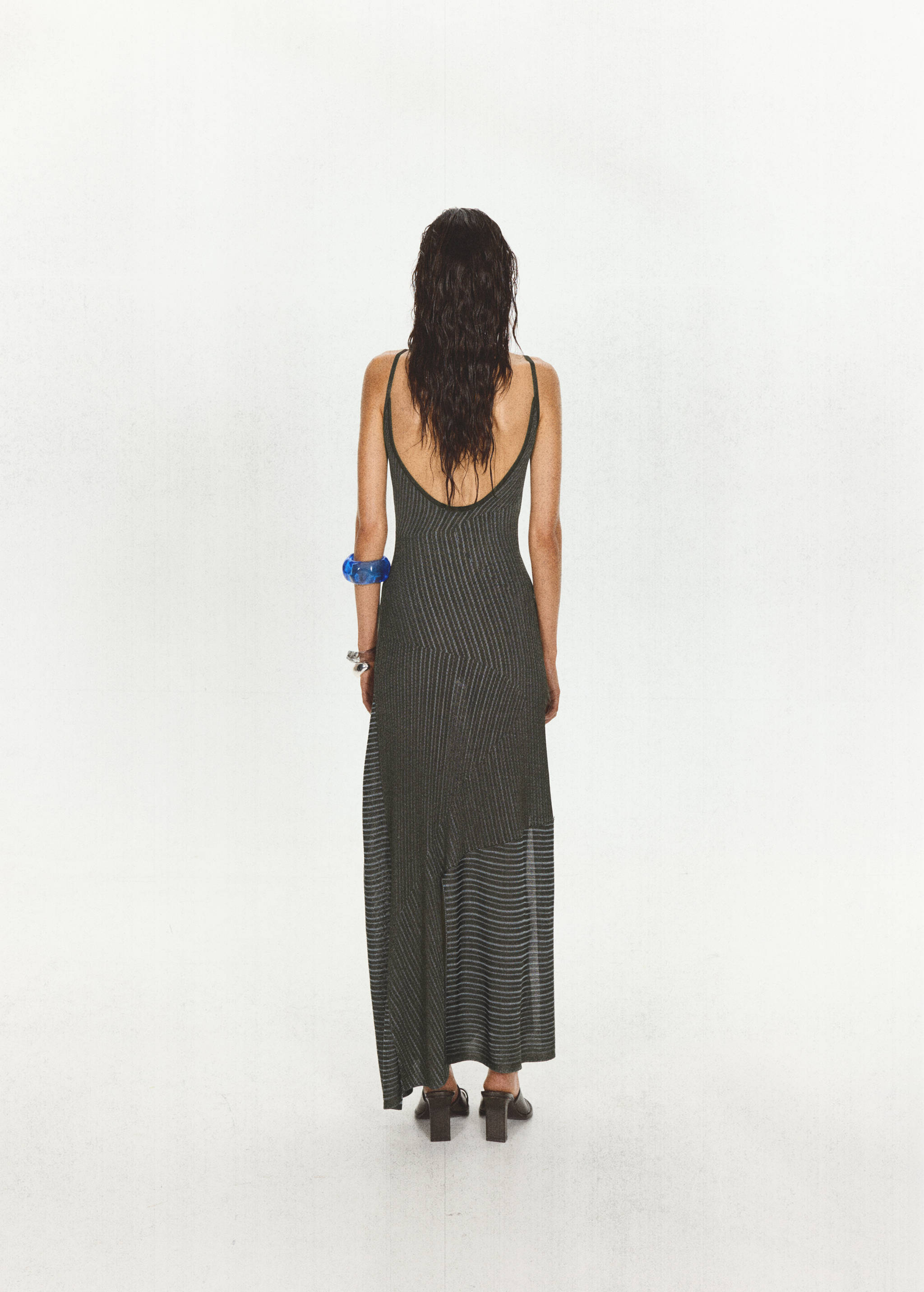 Asymmetrisches gestreiftes Strickkleid - Rückseite des Artikels
