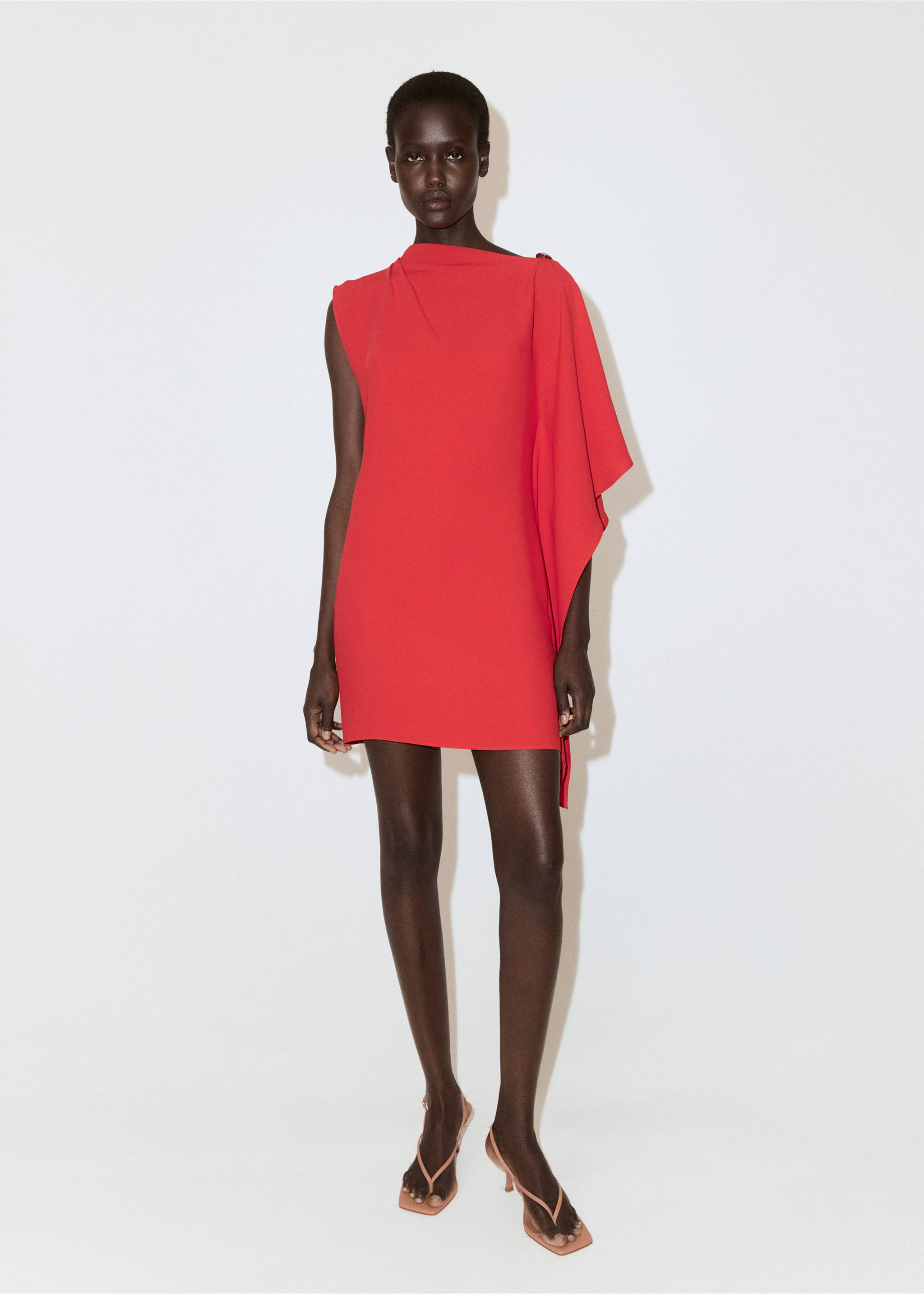 Robe à col asymétrique avec détail métallique - Plan général, Rouge. Ref: 37081481-00.