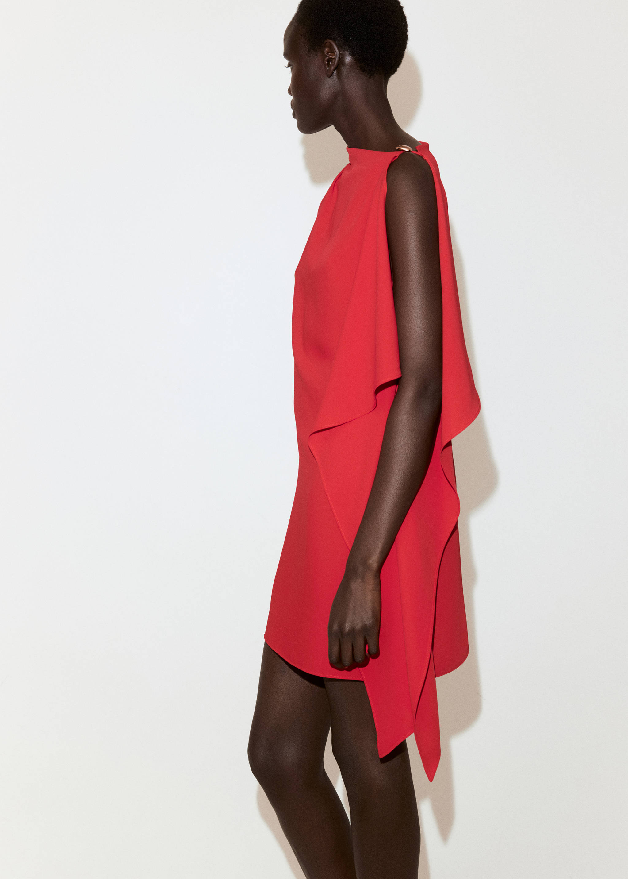 Kleid mit asymmetrischem Kragen und Metalldetail - Mittlere Ansicht