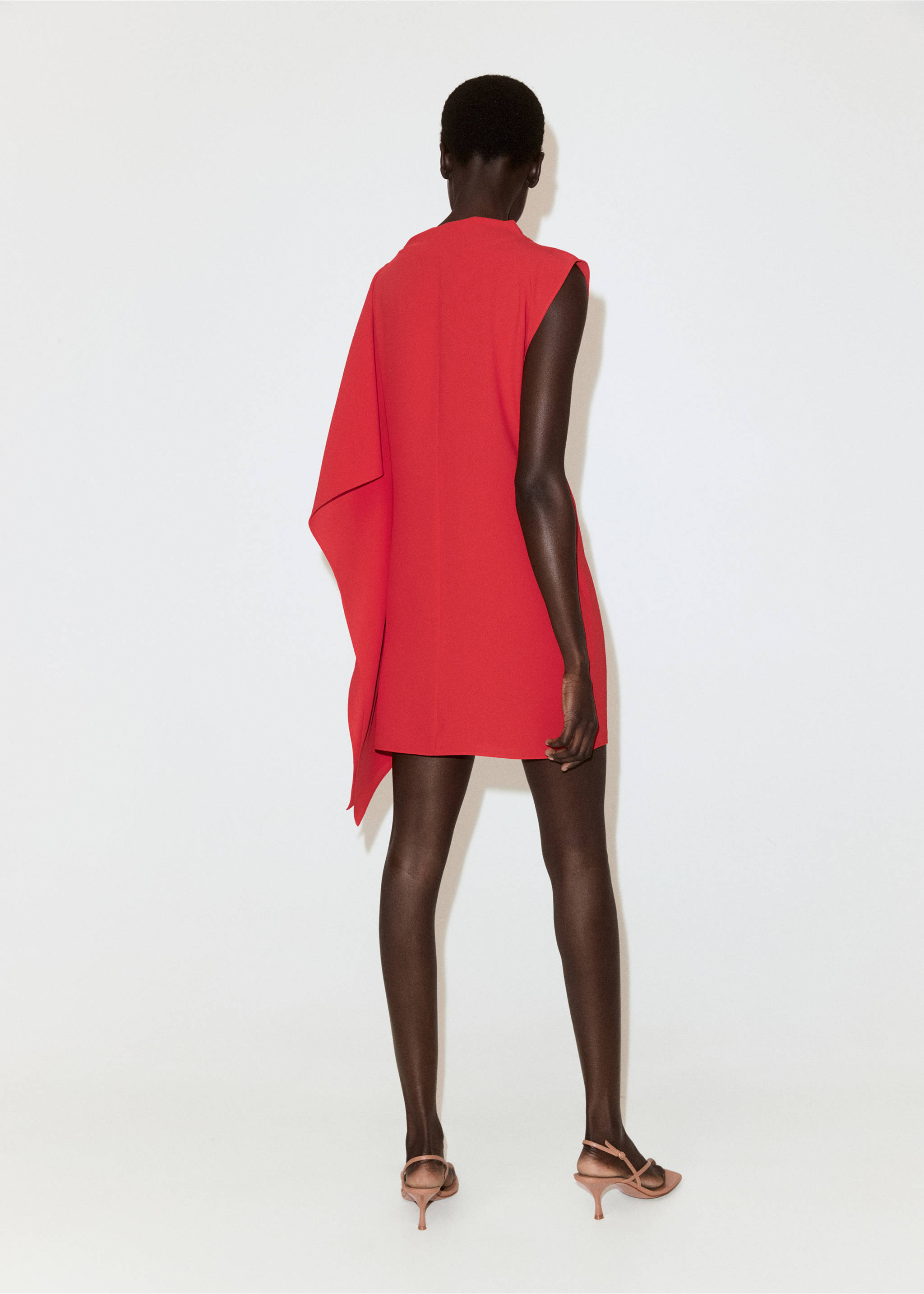Robe à col asymétrique avec détail métallique - Verso de l’article, Rouge. Ref: 37081481-00.