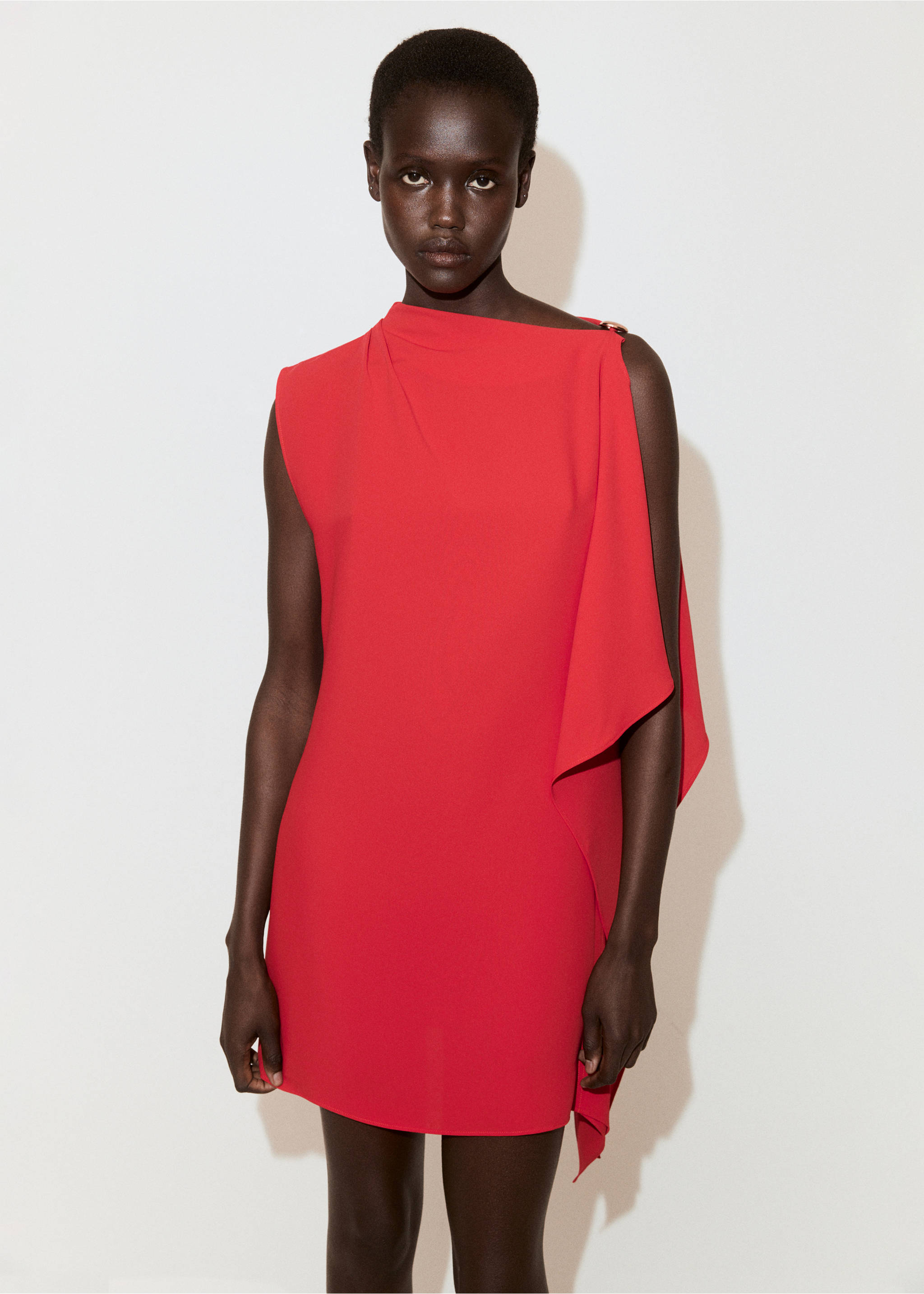 Robe à col asymétrique avec détail métallique - Détail de l'article 1, Rouge. Ref: 37081481-00.