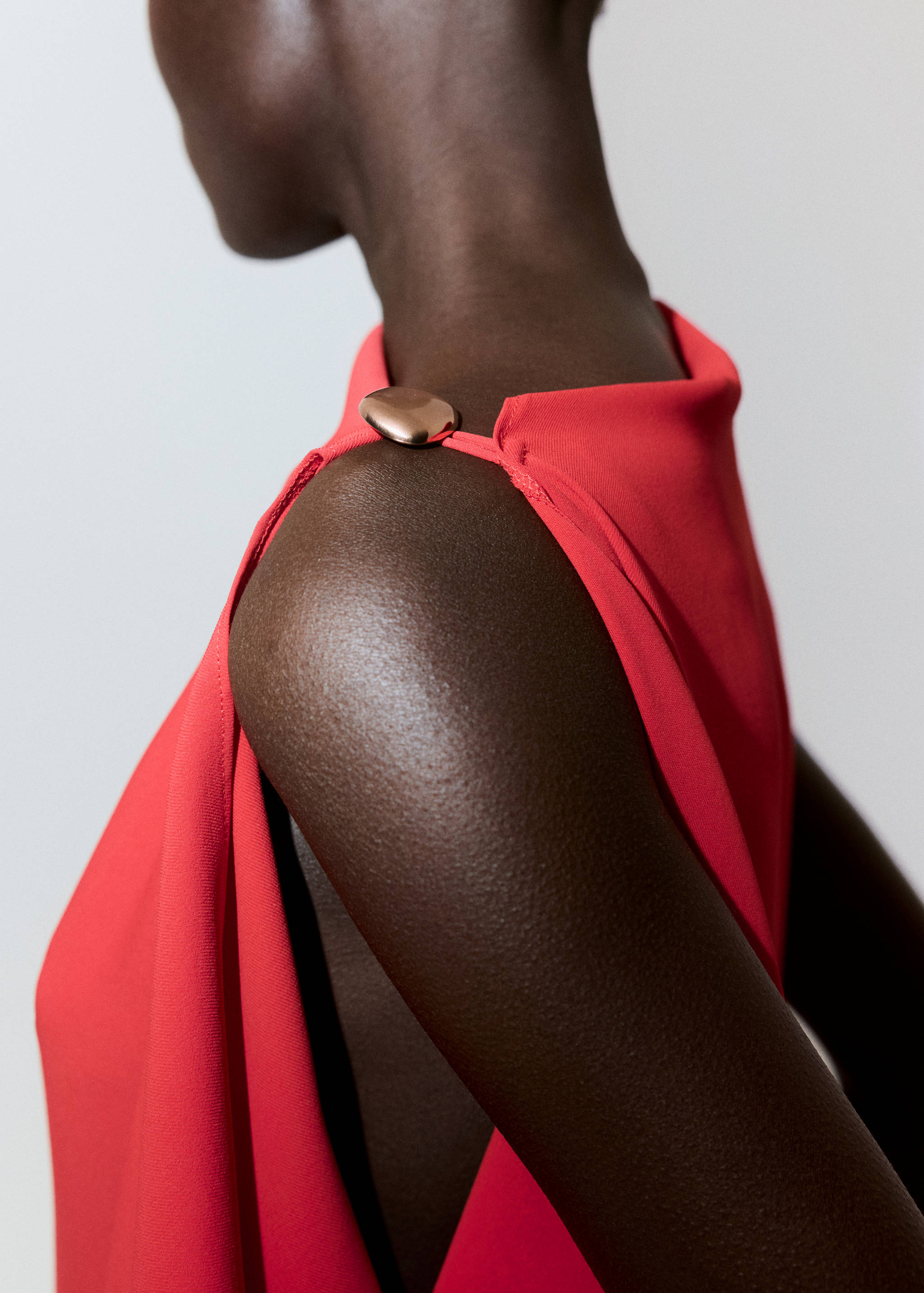 Kleid mit asymmetrischem Kragen und Metalldetail - Detail des Artikels 3