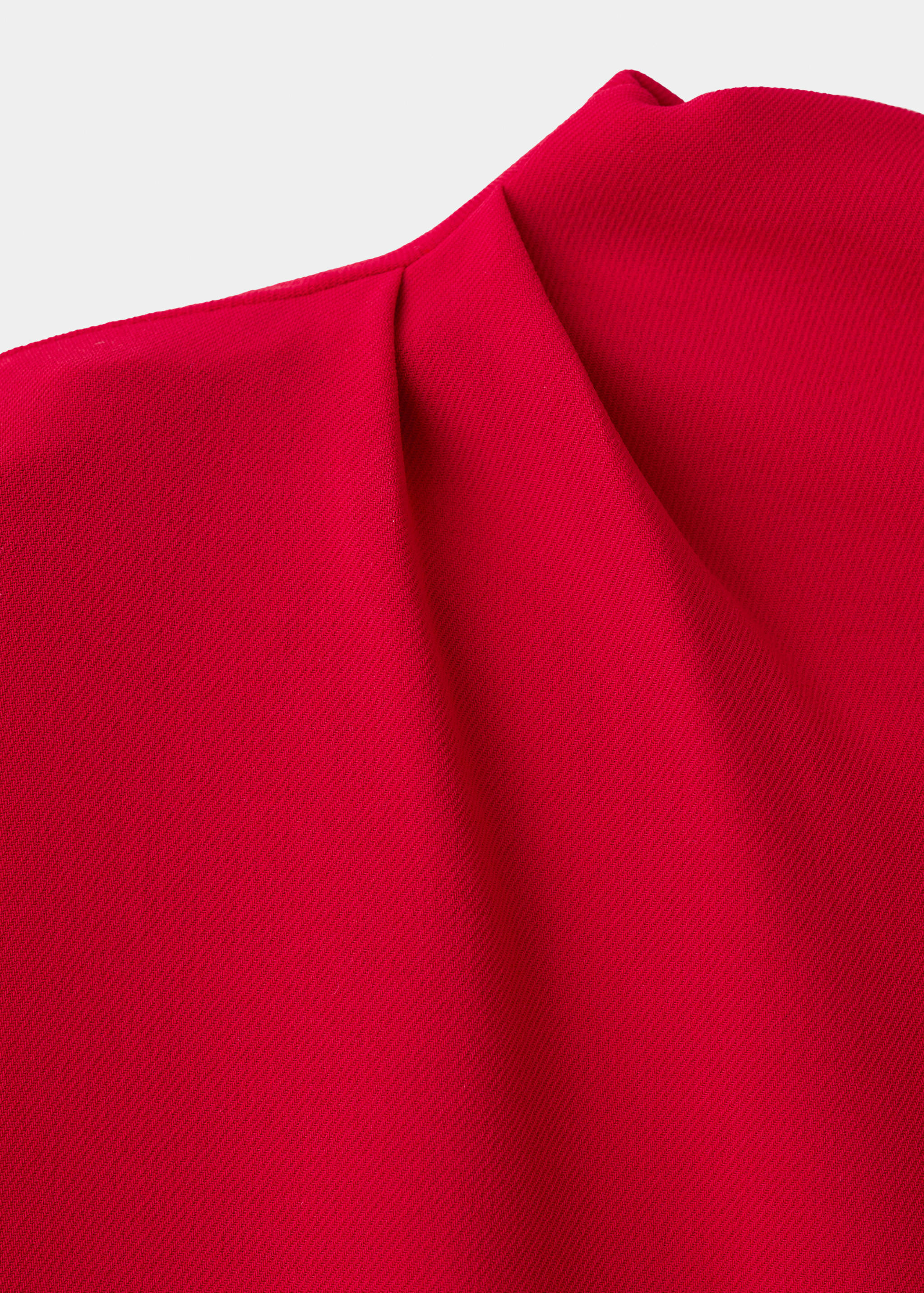 Kleid mit asymmetrischem Kragen und Metalldetail - Detail des Artikels 8