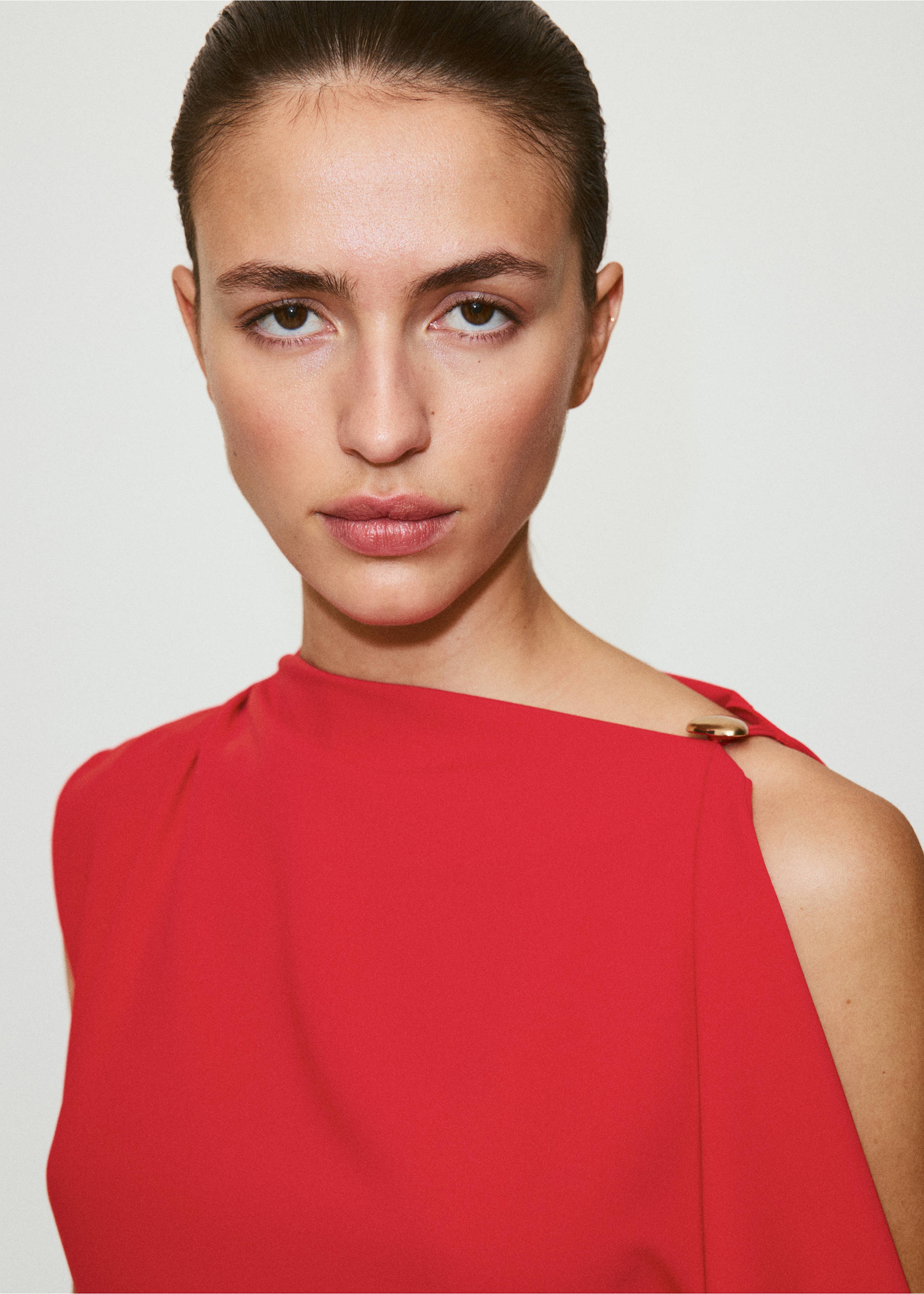 Robe à col asymétrique avec détail métallique - Détail de l'article 1, Rouge. Ref: 37081481-01.