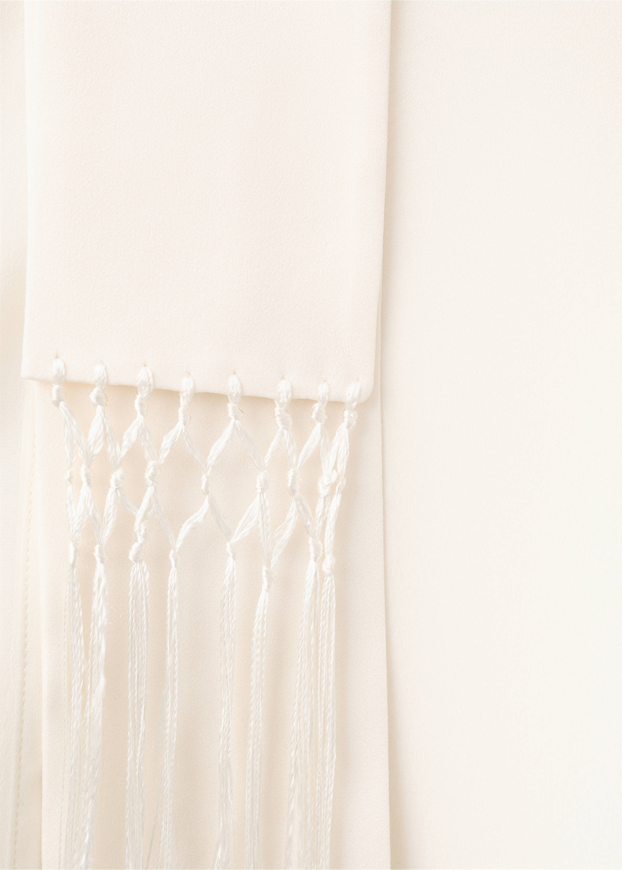 Шелковая рубашка с фуляром и бахромой - Деталь изделия 0, Грязно-белый. Ref: 37081482-00.