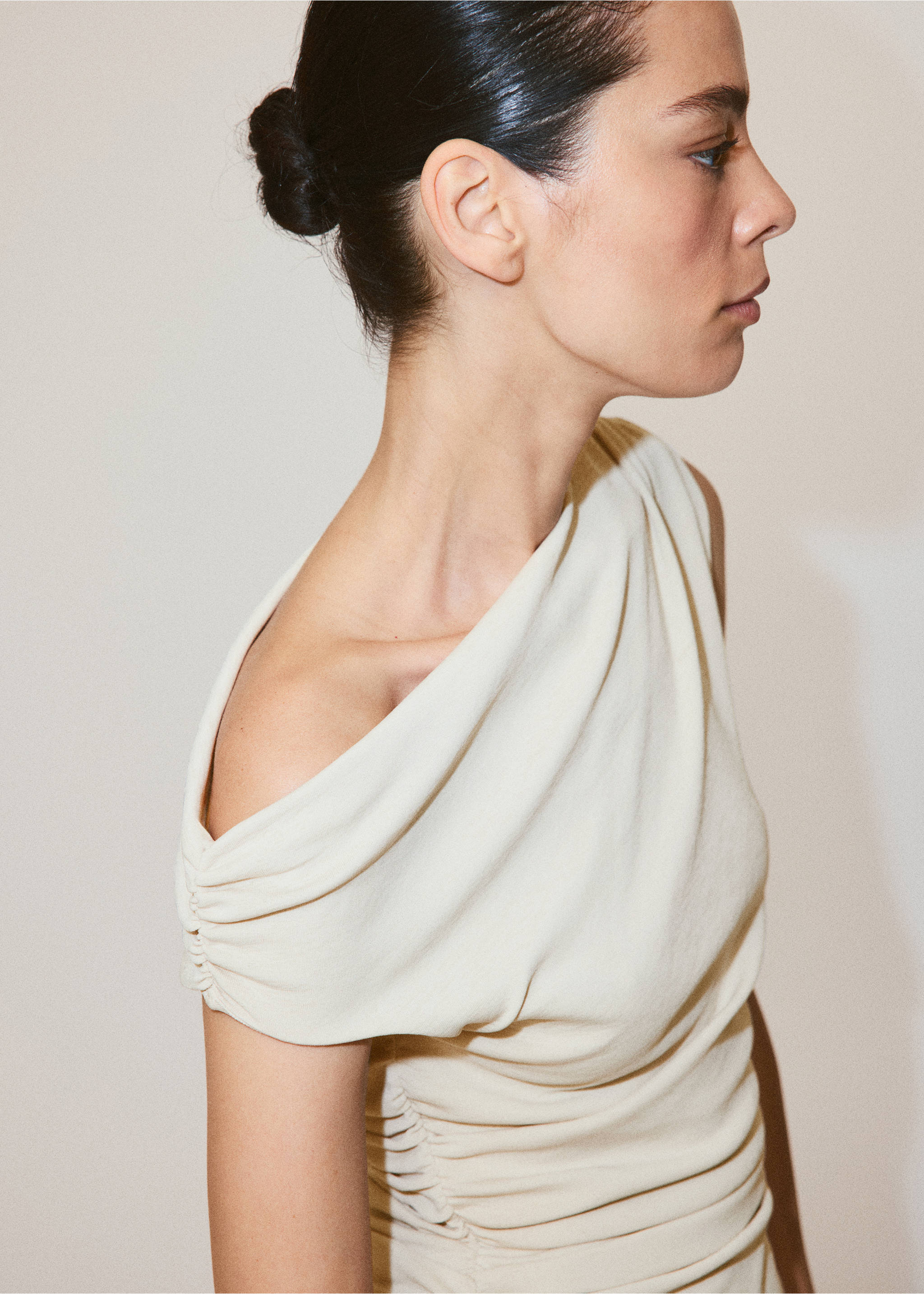 Asymmetrical pleated dress - Details of the article 1, Ecru. Ref: 37081483-00.