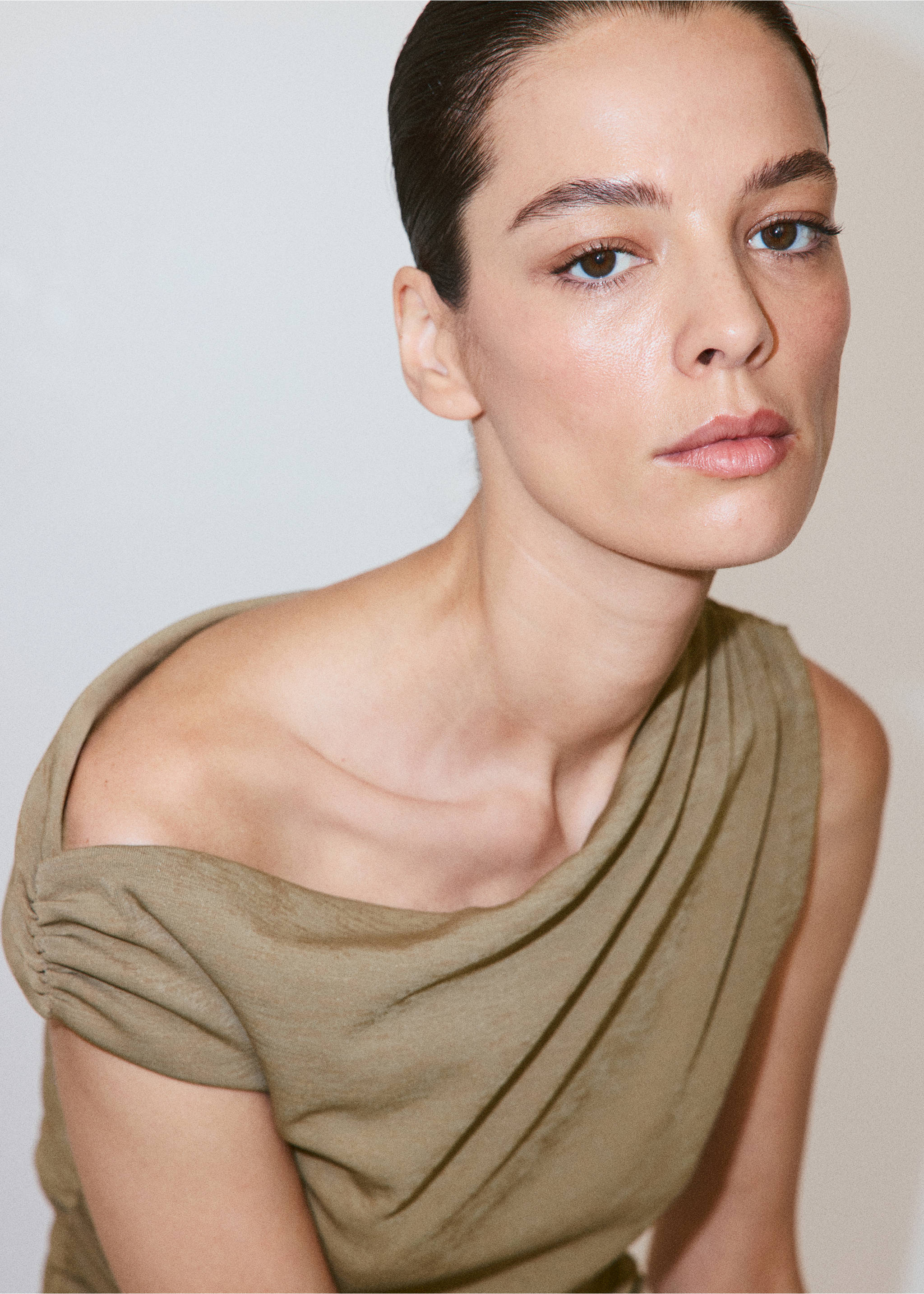Asymmetrical pleated dress - Details of the article 1, Khaki. Ref: 37081483-00.