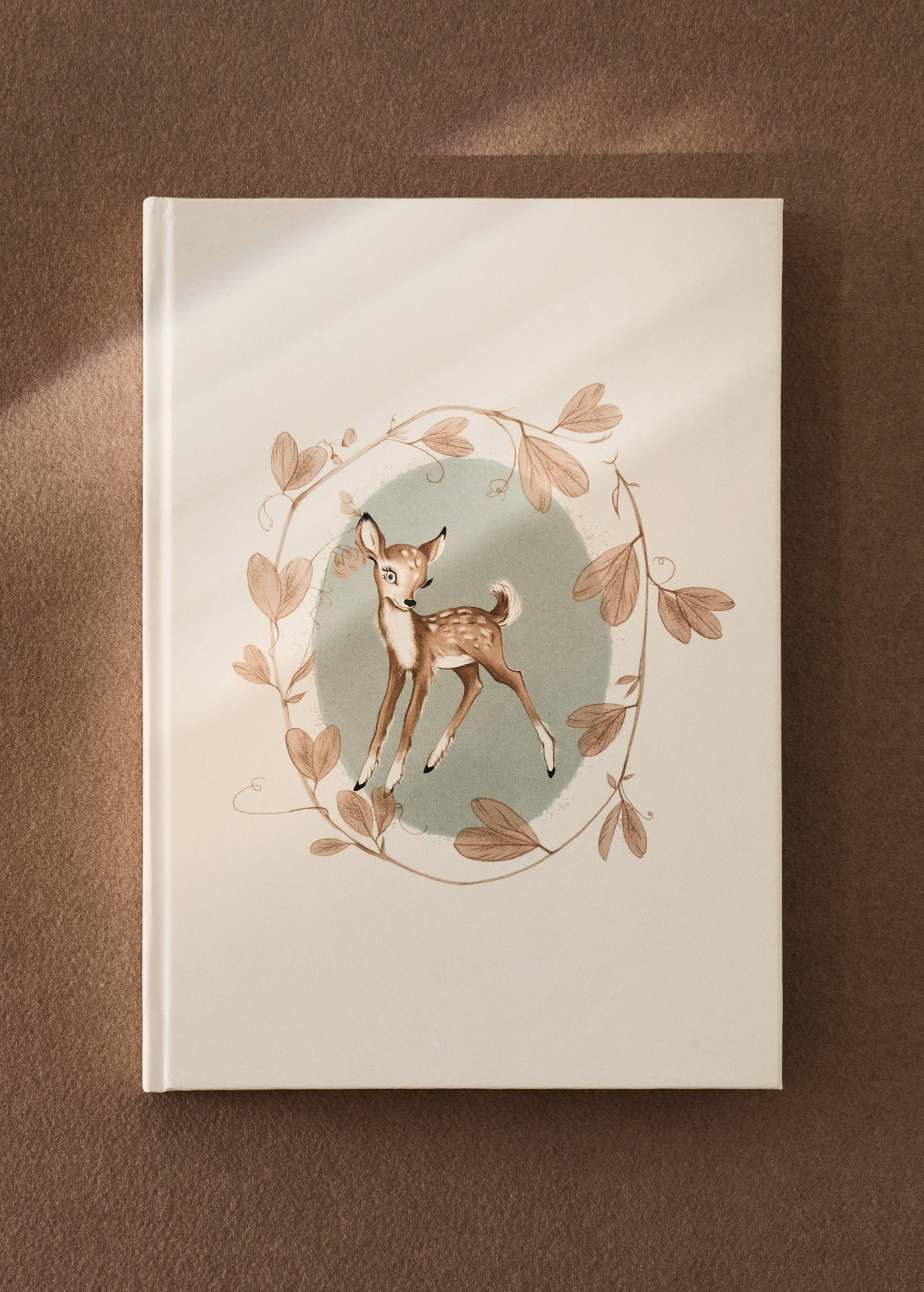 Libreta en tono crema con una ilustración de cervatillo en la portada.