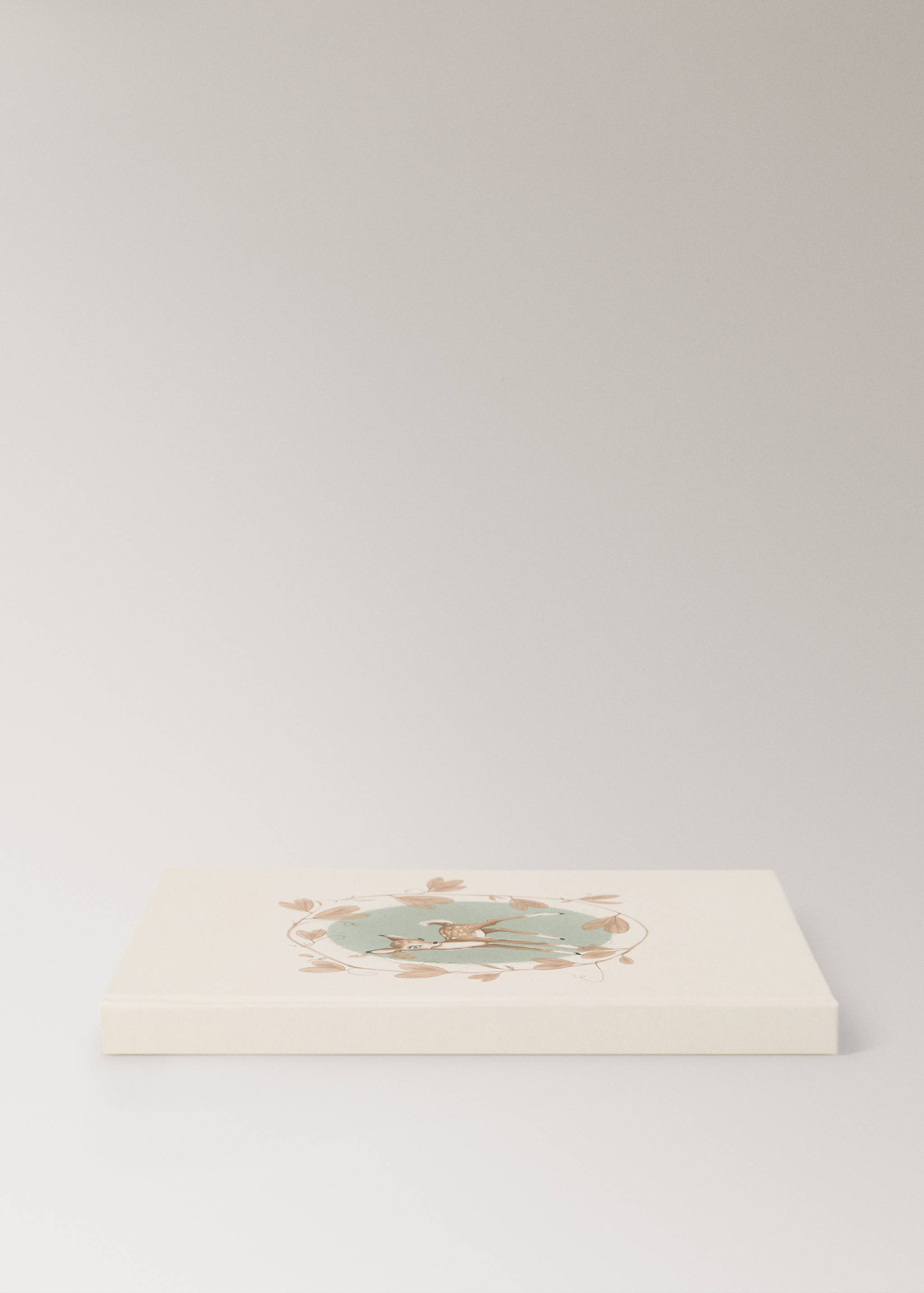Libreta crema con ilustración en la portada de un cervatillo durmiendo.