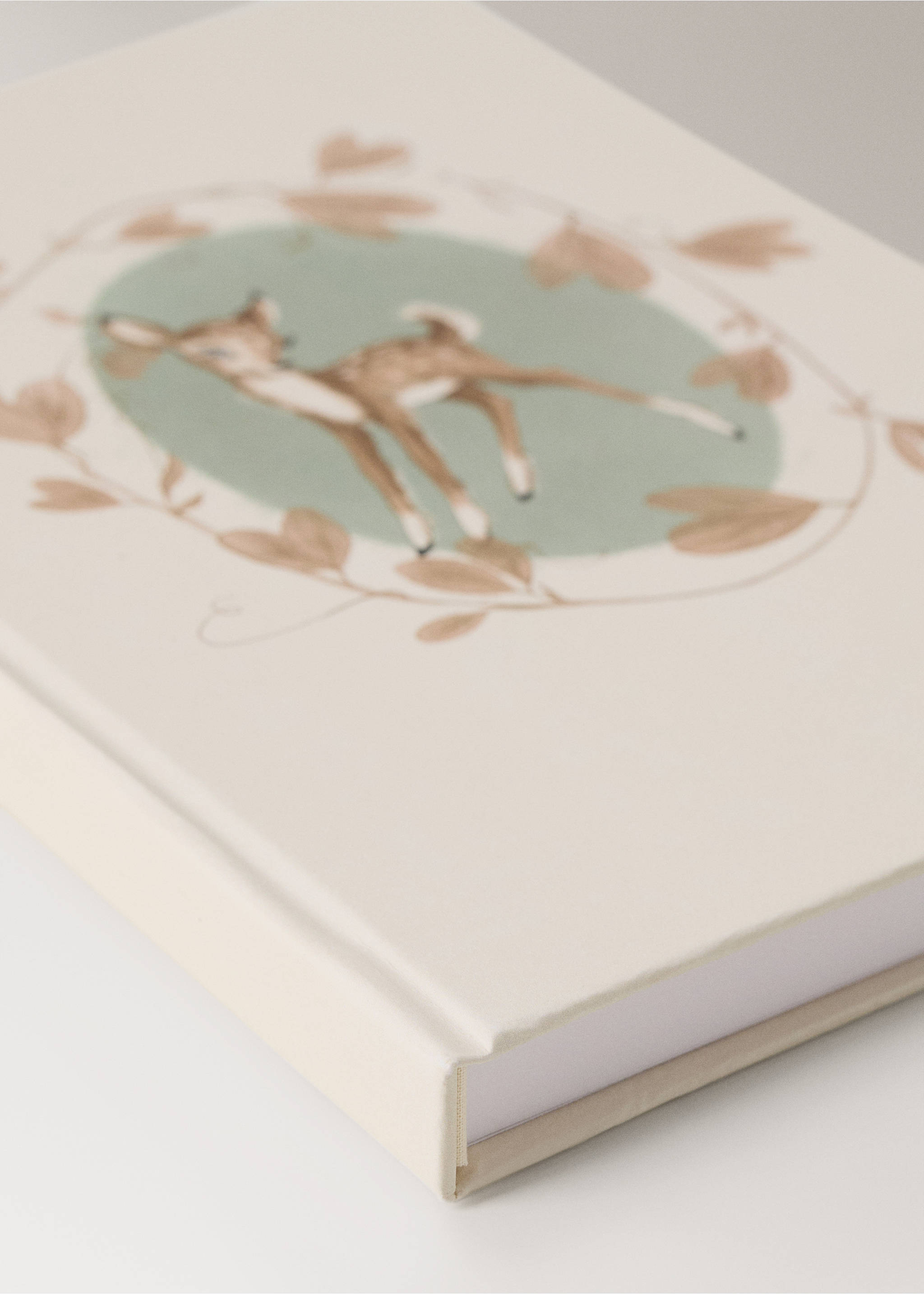 Libreta crema con ilustración de ciervo en el interior de una corona de hojas., Blanco roto. Ref: 37081497-00.