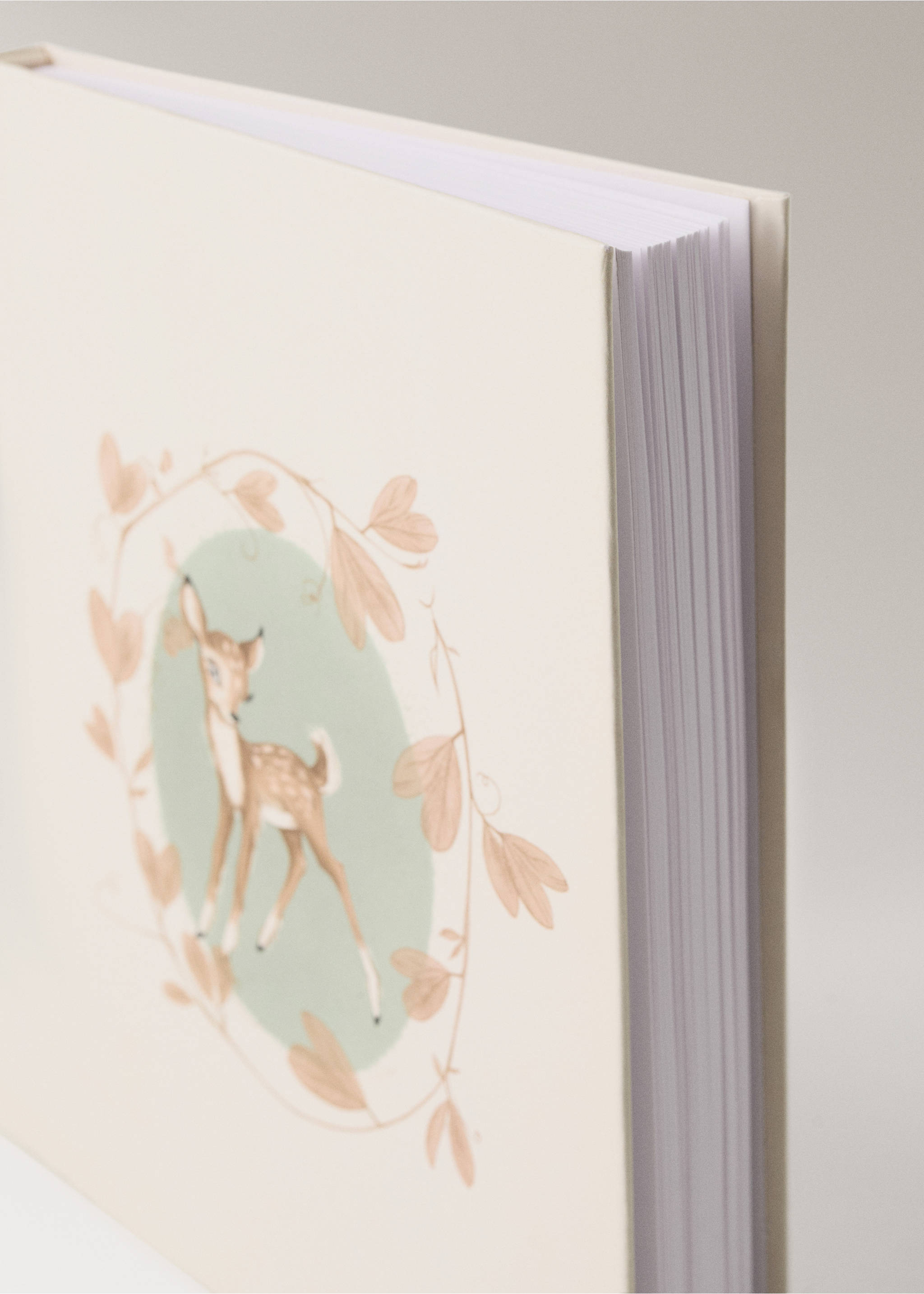 Libreta color crema con ilustración de cervatillo y corona de hojas en la portada., Blanco roto. Ref: 37081497-00.