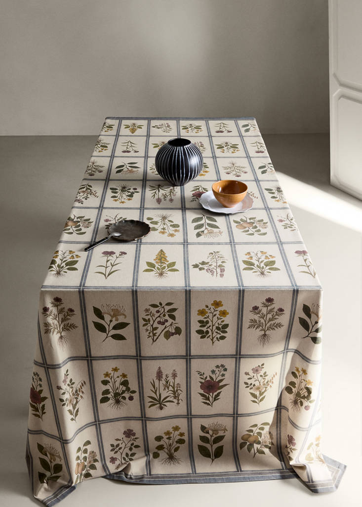 Herbarium print cotton tablecloth for 6 to 8 guests — Light/Pastel Brown