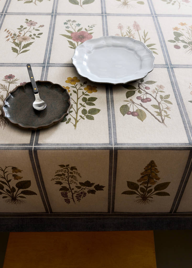 Herbarium print cotton tablecloth for 6 to 8 guests — Light/Pastel Brown