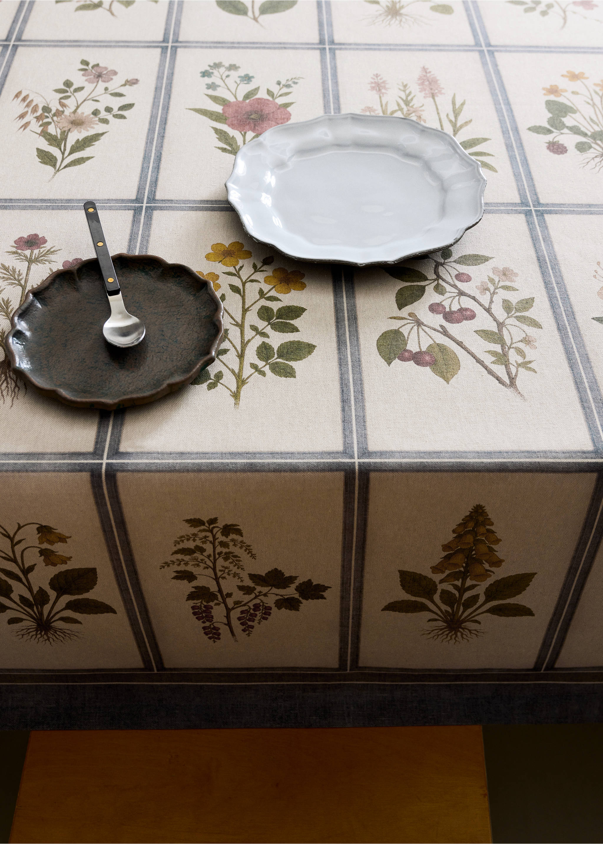 Herbarium print cotton tablecloth for 6 to 8 guests - Details of the article 7, Light/Pastel Brown. Ref: 37081517-00.