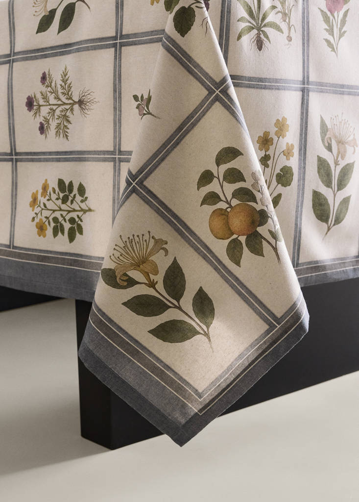 Herbarium print cotton tablecloth for 6 to 8 guests — Light/Pastel Brown
