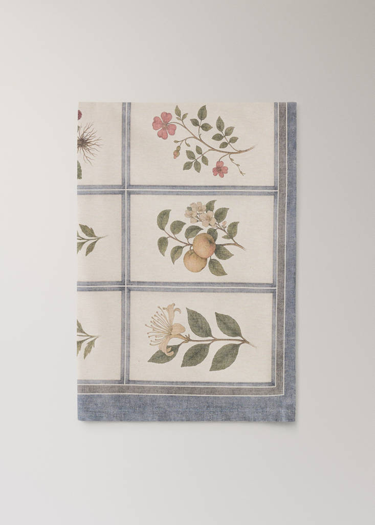Herbarium print cotton tablecloth for 6 to 8 guests — Light/Pastel Brown