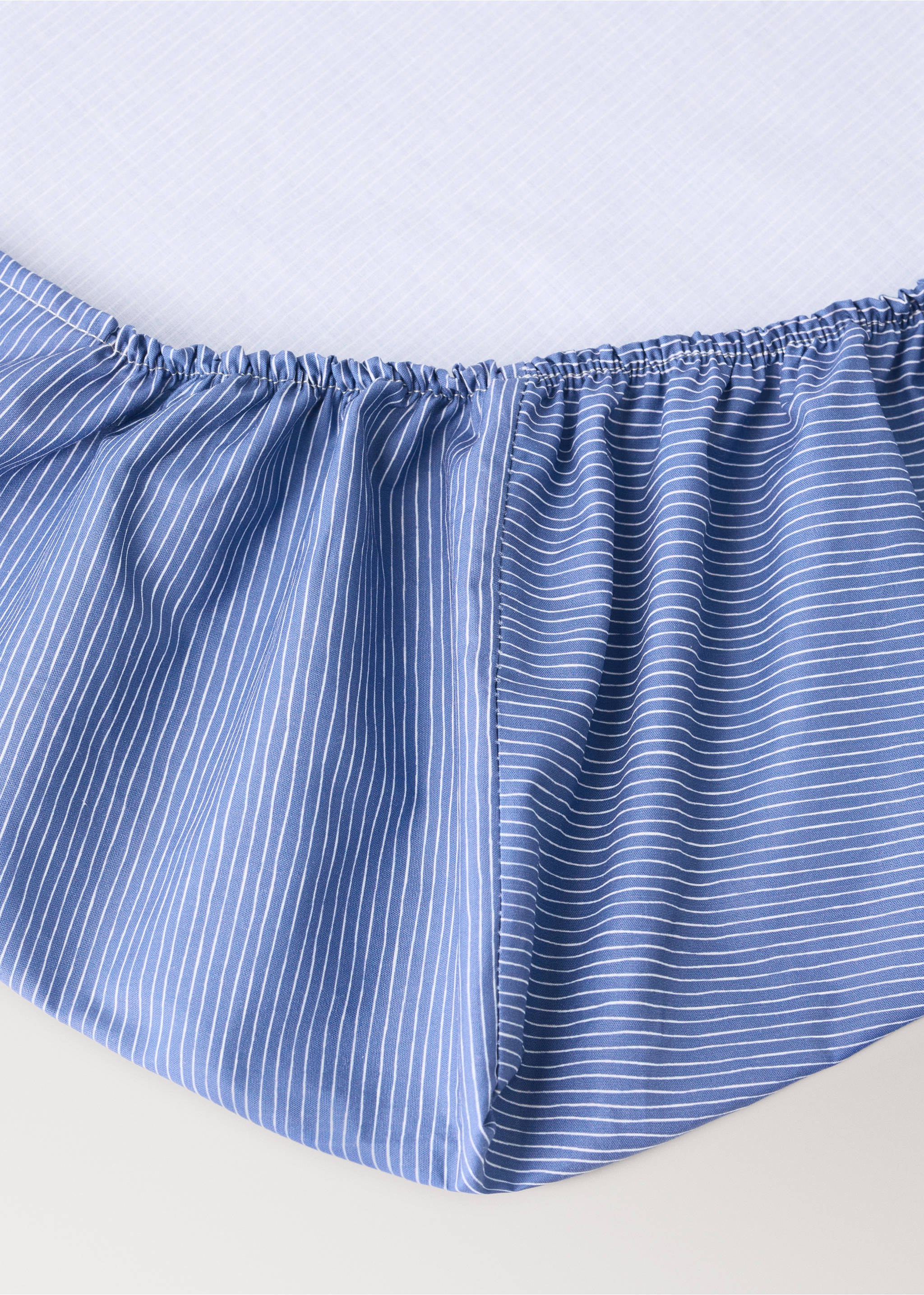 Cotton percale striped fitted sheet for cot - Details of the article 1, Blue. Ref: 37081526-00.
