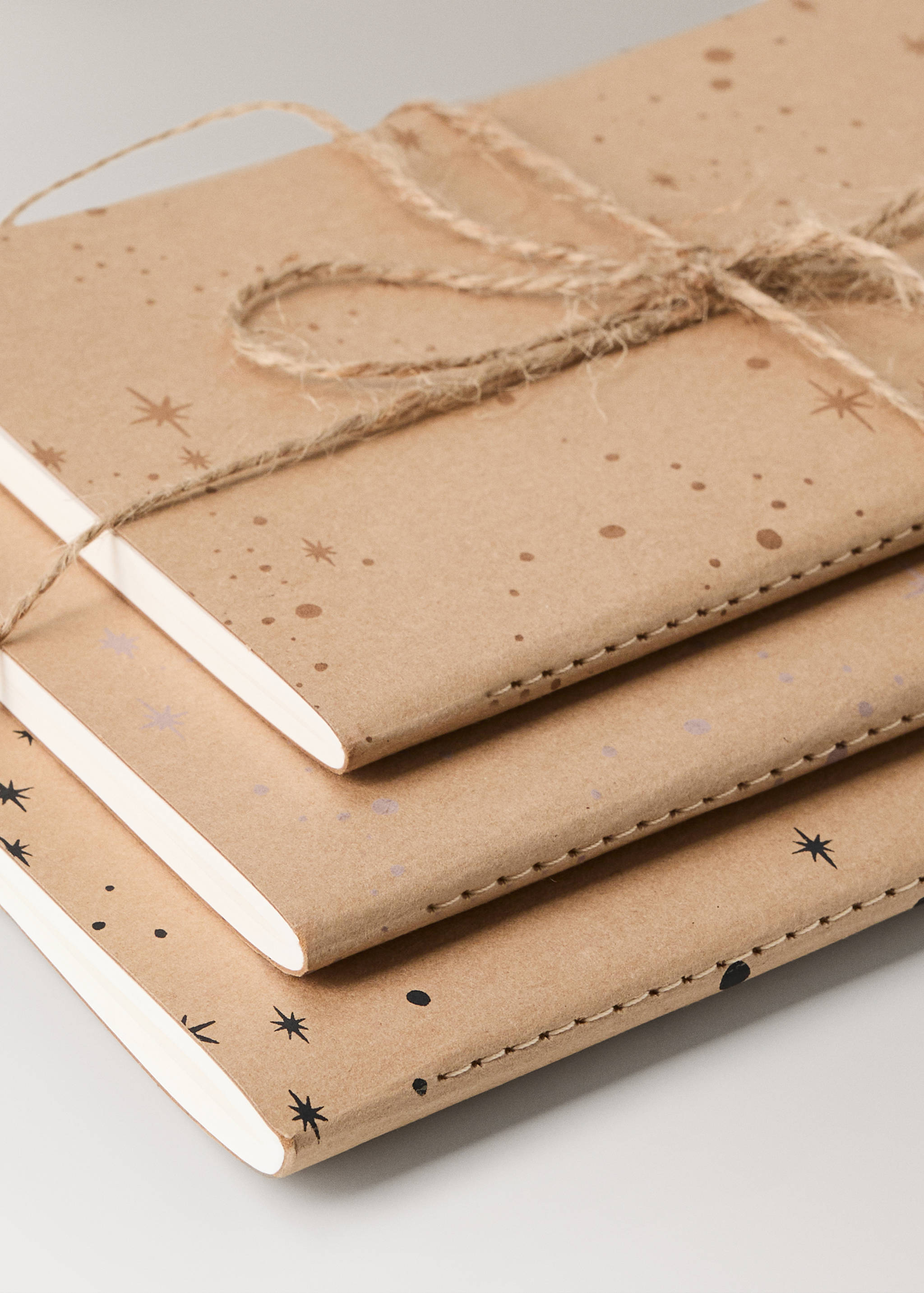 Notizbuch mit Sternenmuster auf Papier - Detail des Artikels 1