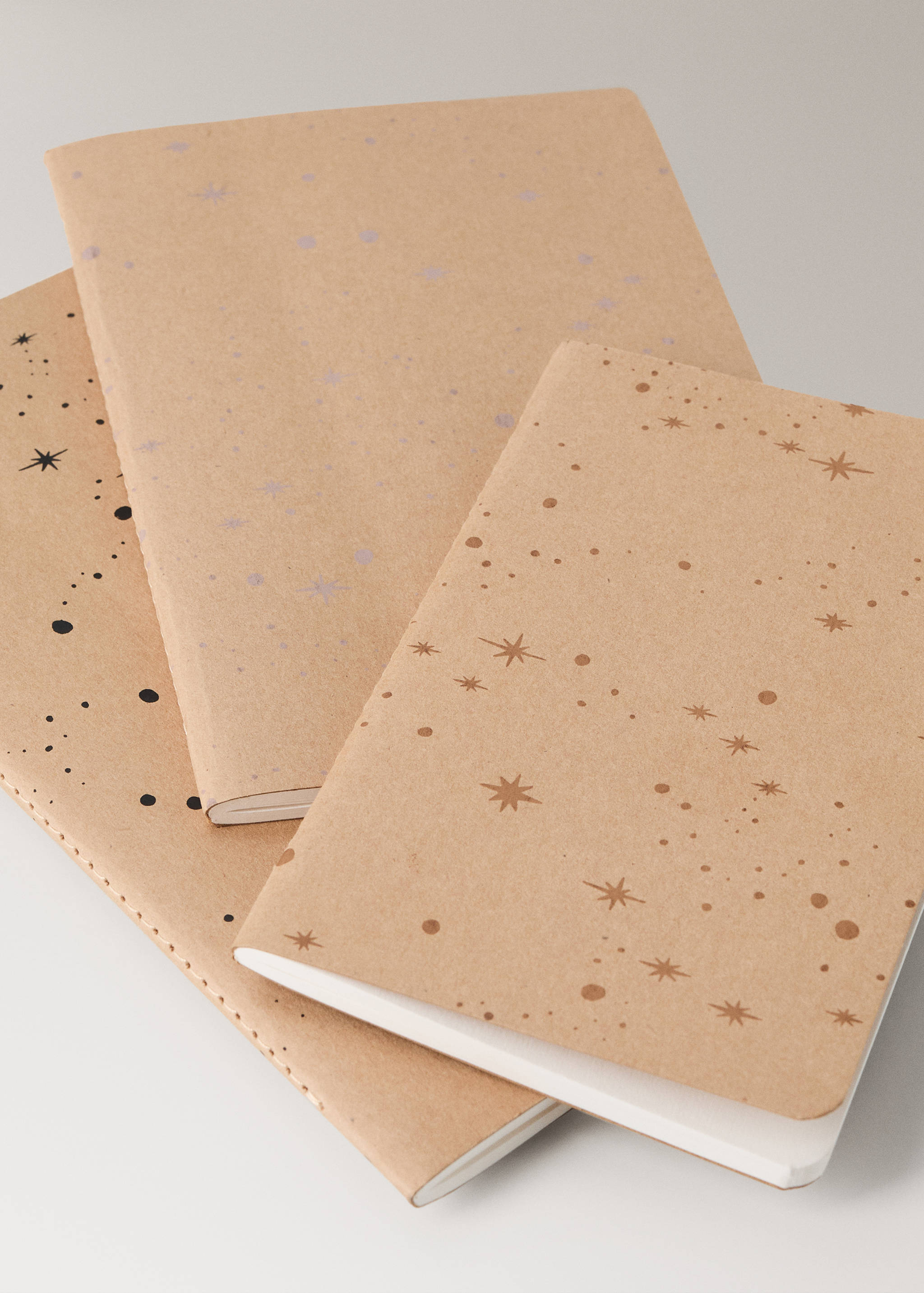 Notizbuch mit Sternenmuster auf Papier - Detail des Artikels 3
