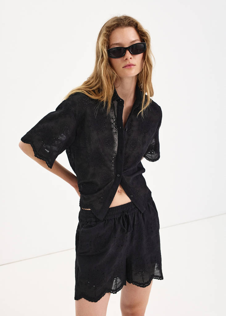 Cotton shorts with eyelets