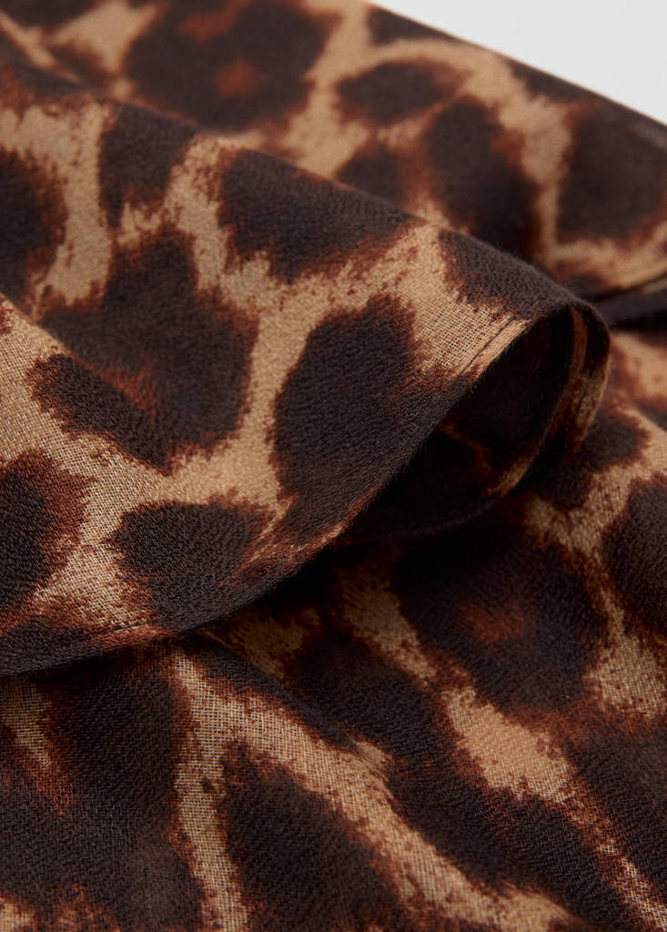 Leopard print foulard with frayed edges — Chocolate