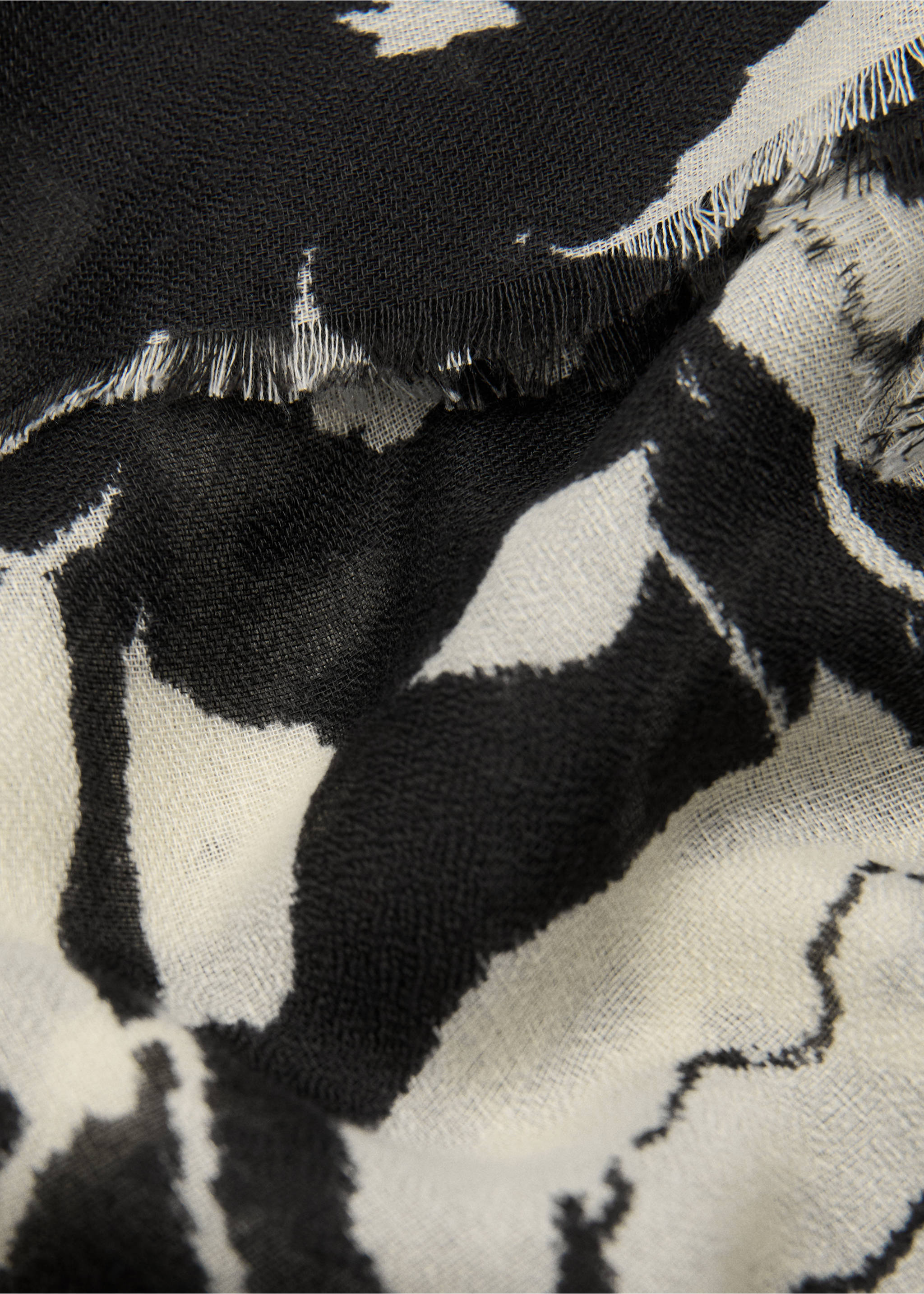 Printed scarf with frayed finishes - Medium plane, Black. Ref: 37082534-00.