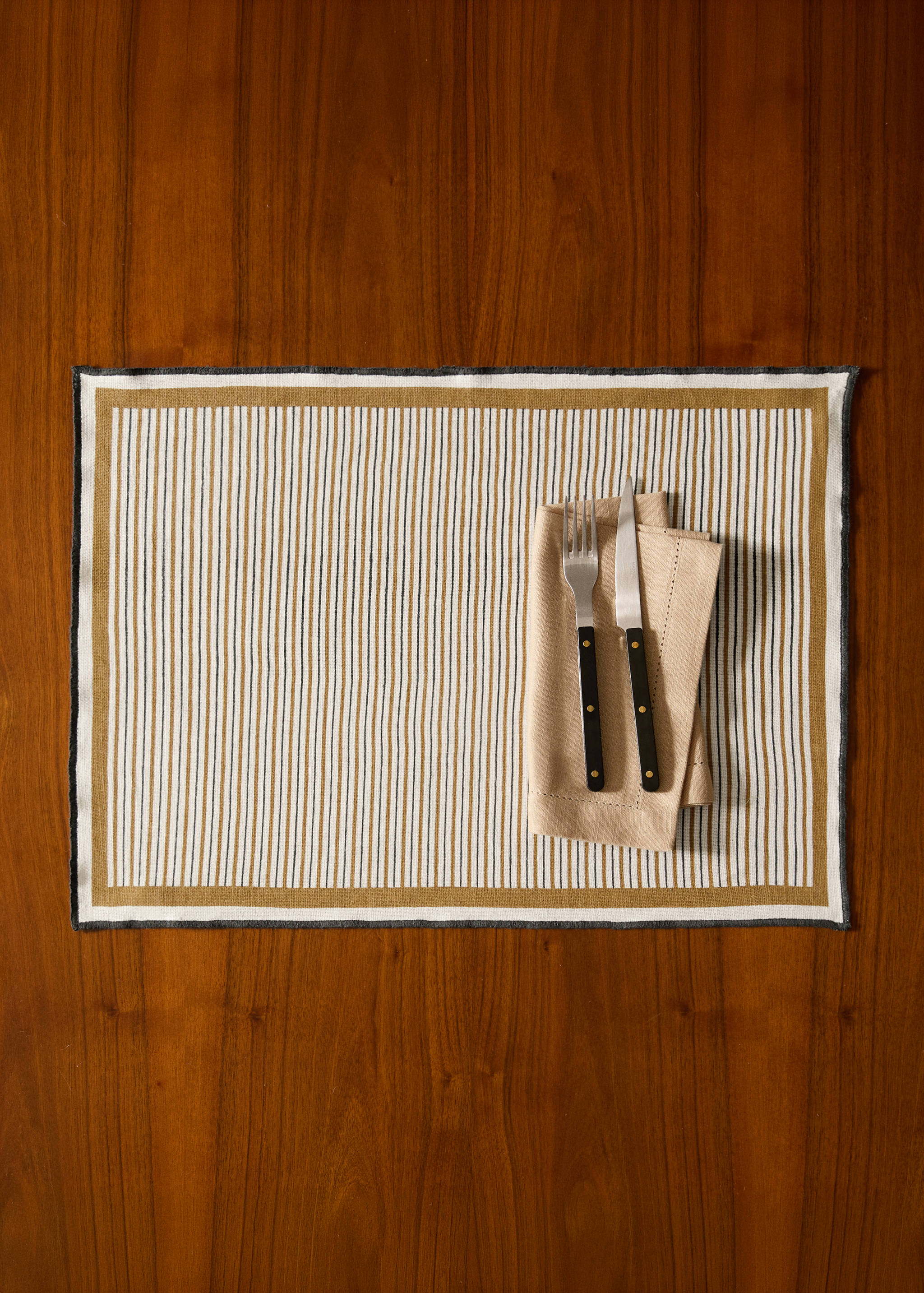 Striped linen and cotton placemat with overlock stitching - General plane