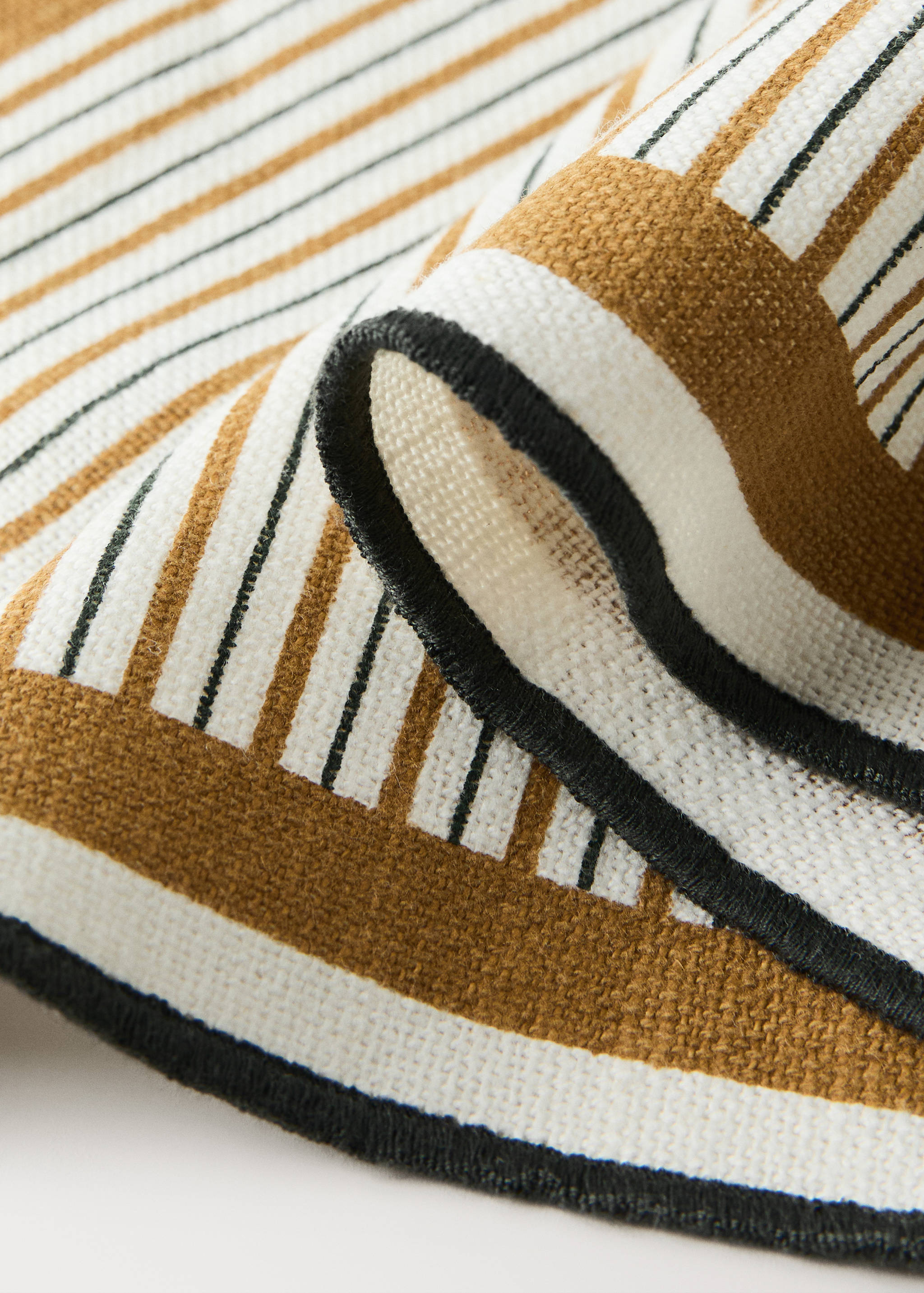Striped linen and cotton placemat with overlock stitching - Details of the article 2
