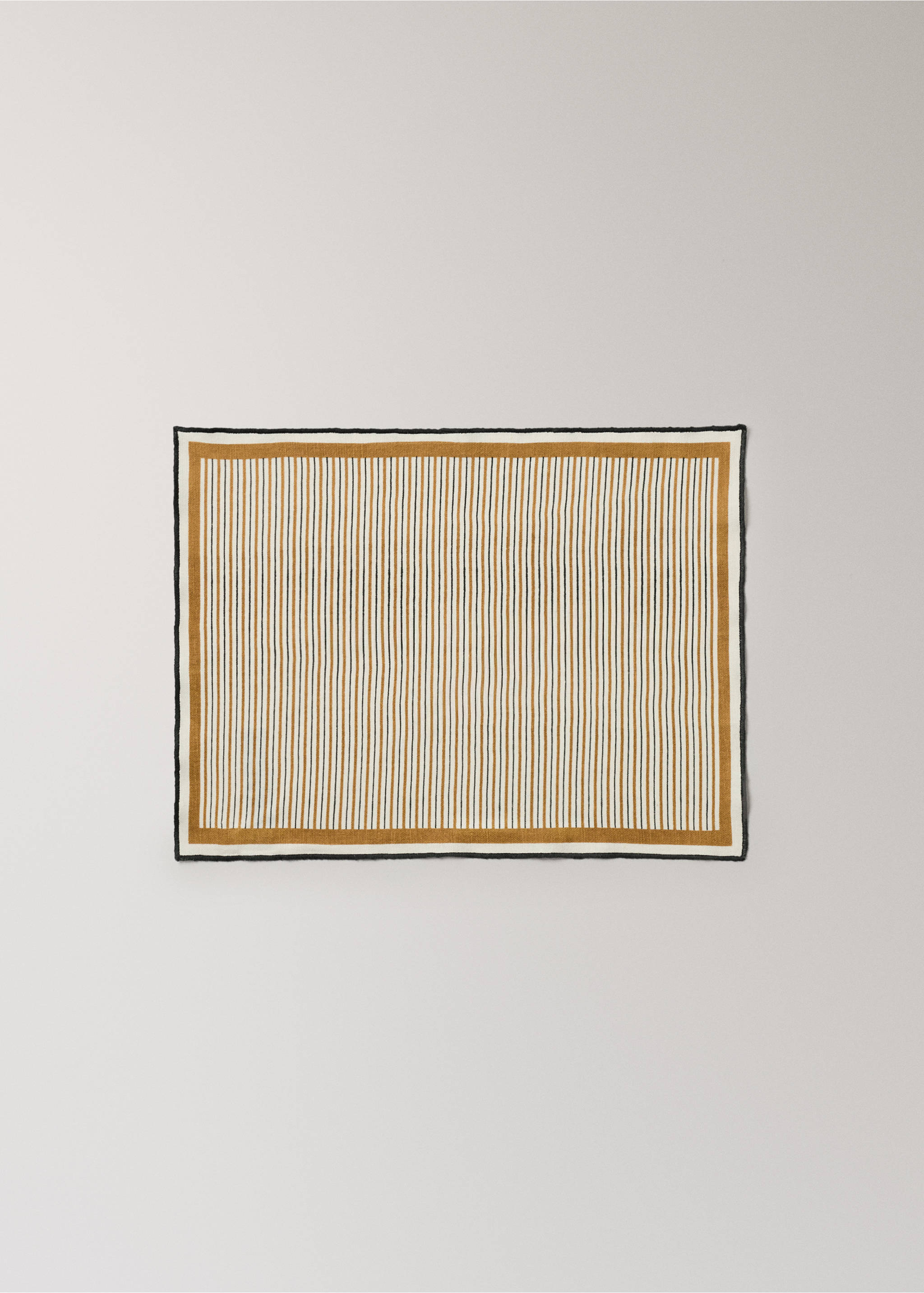 Einzelner Tischläufer aus Leinen-Baumwoll-Mischung mit Streifenmuster und Overlock. - Artikel ohne Model, Okker. Ref: 37082541-00.