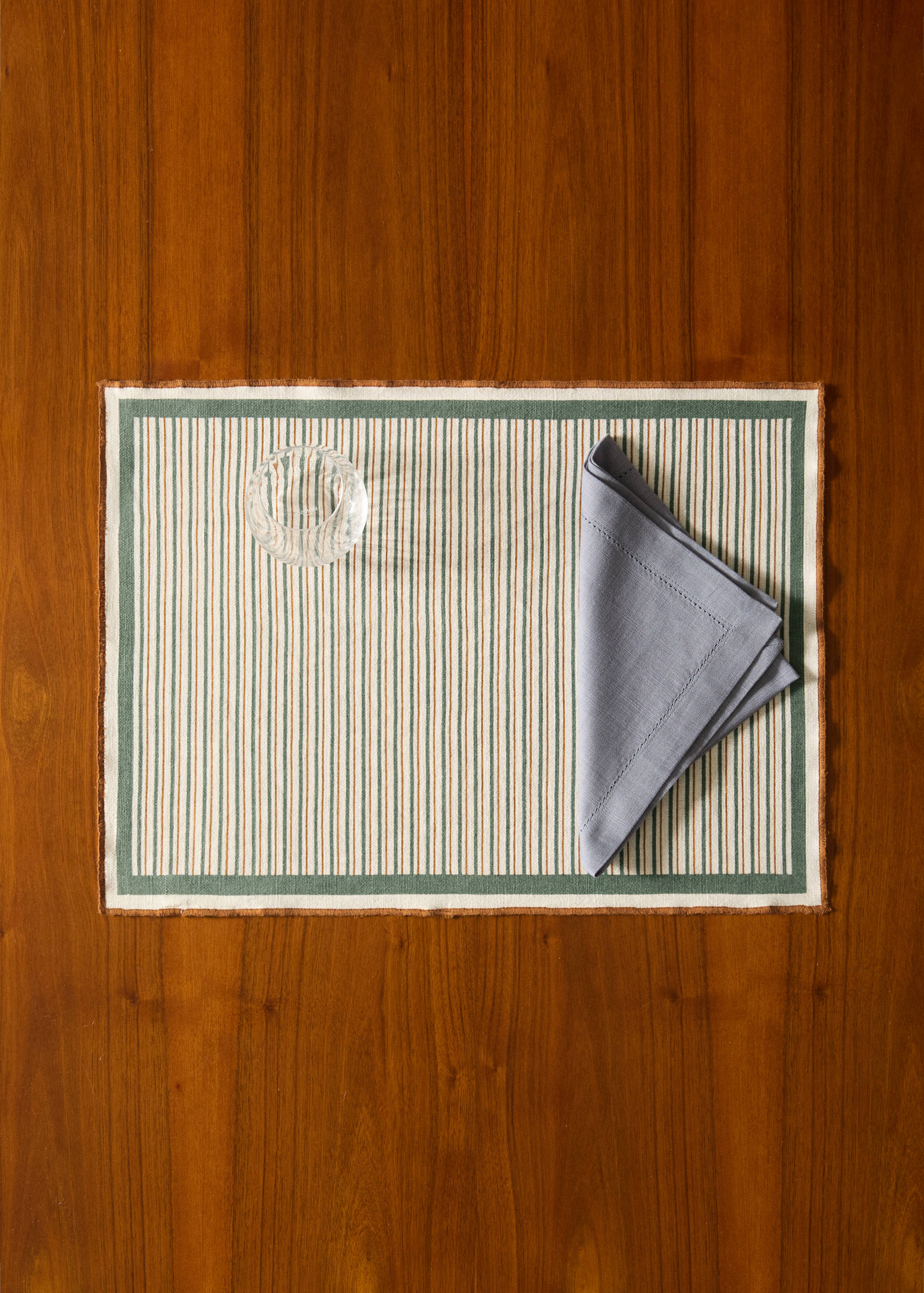 Striped linen and cotton placemat with overlock stitching - General plane