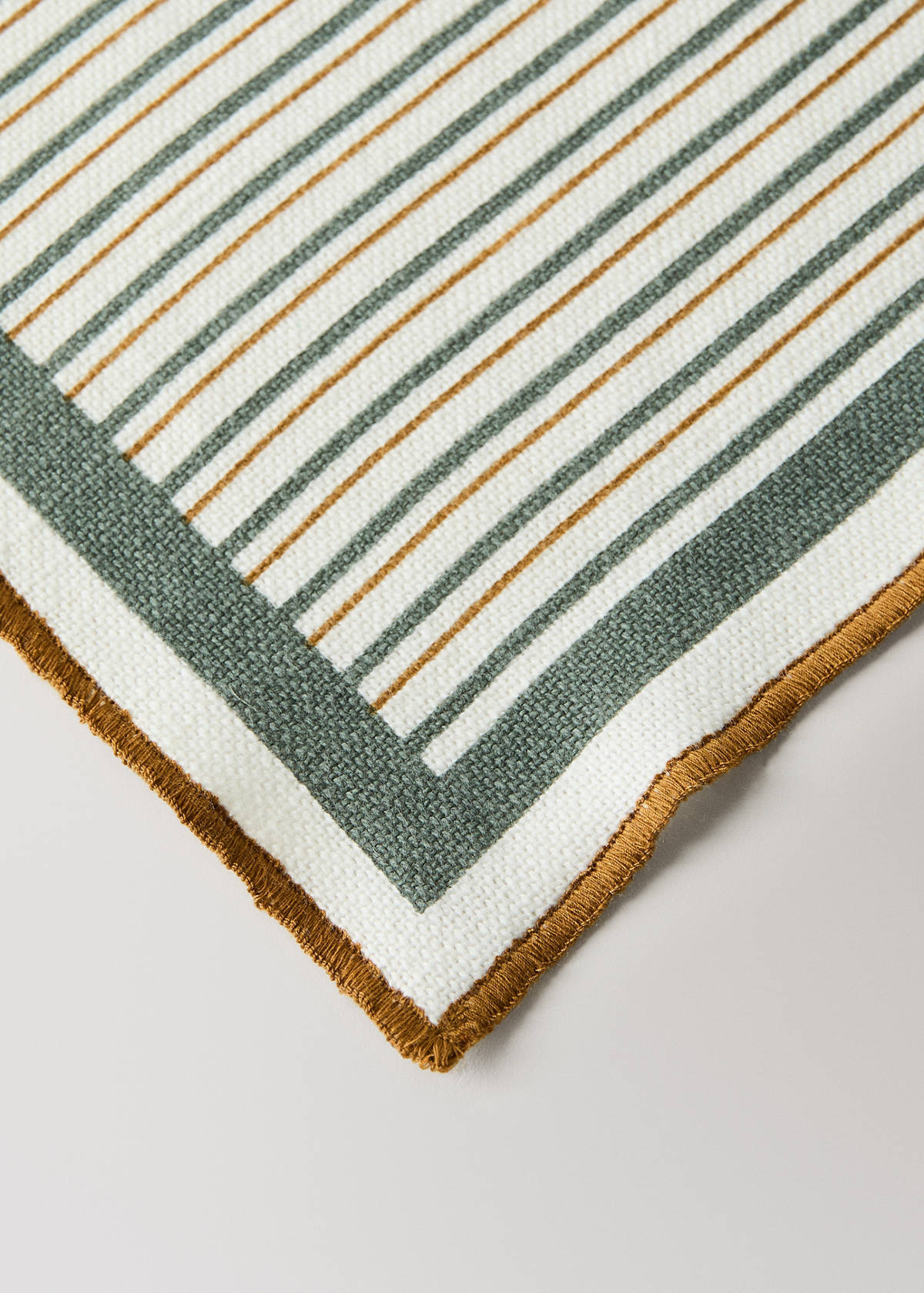 Striped linen and cotton placemat with overlock stitching — Green