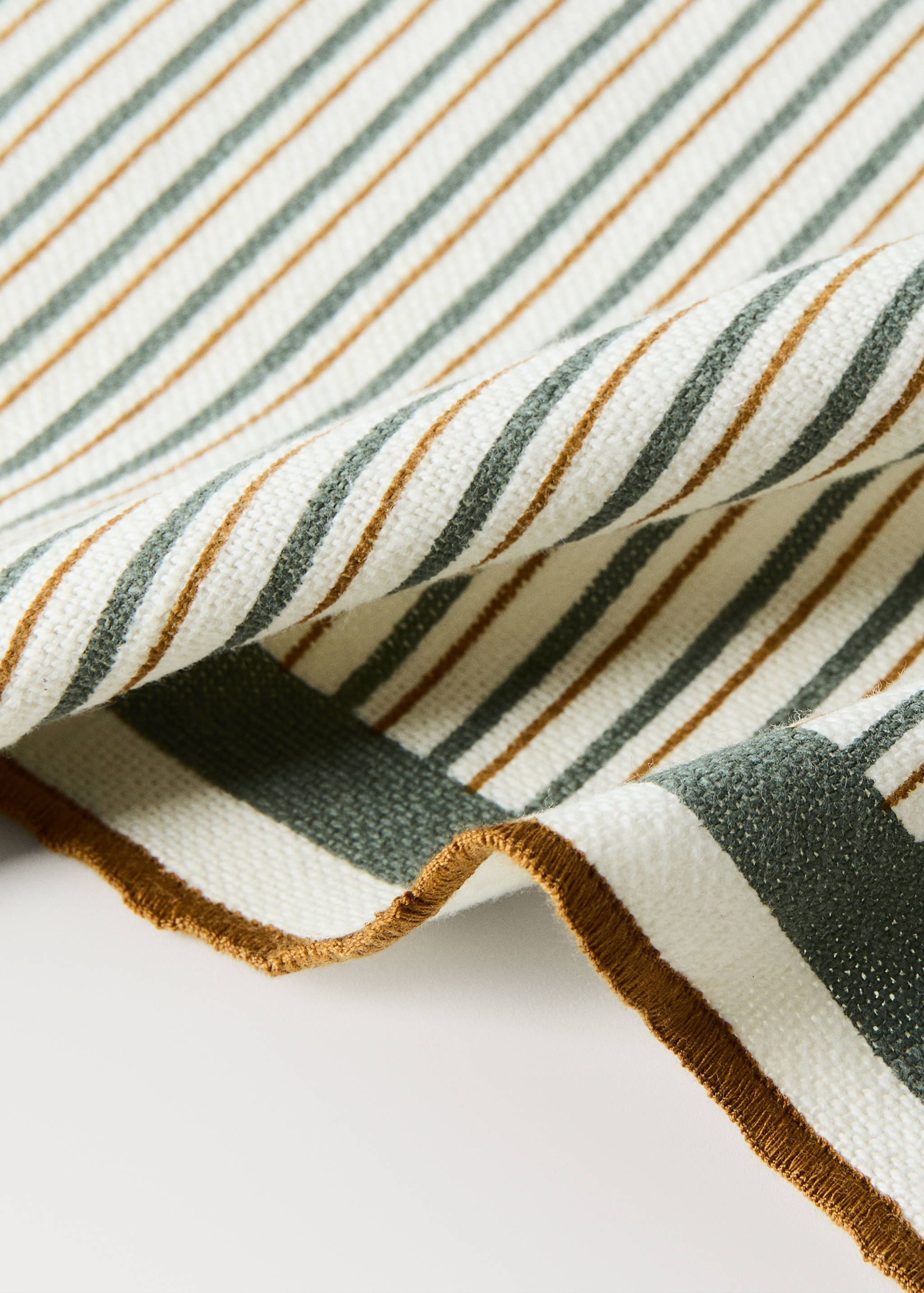 Striped linen and cotton placemat with overlock stitching - Details of the article 2