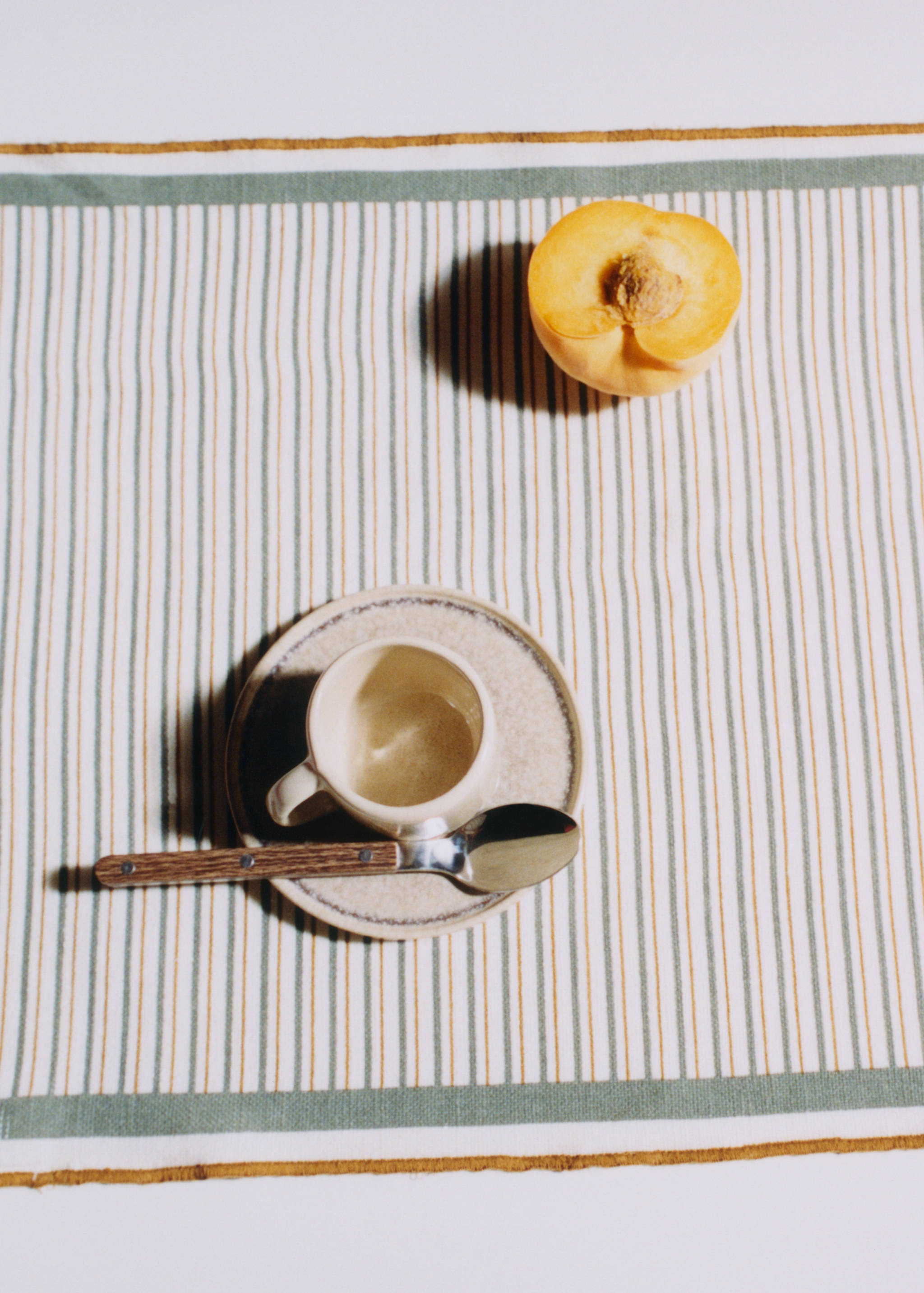 Striped linen and cotton placemat with overlock stitching - Details of the article 5
