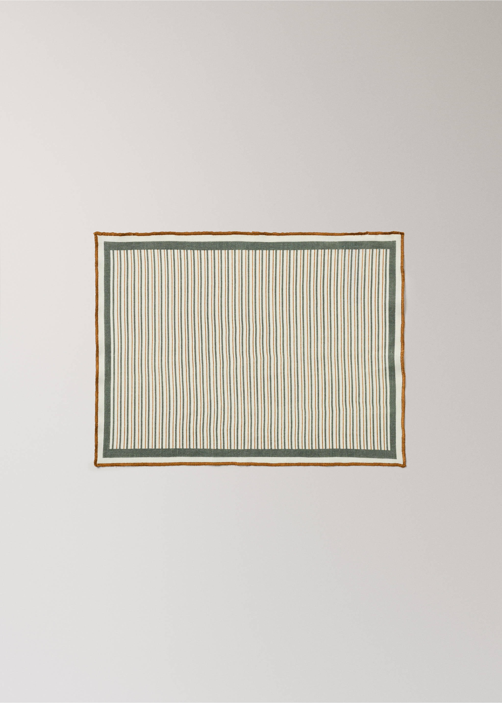 Einzelner Tischläufer aus Leinen-Baumwoll-Mischung mit Streifenmuster und Overlock. - Artikel ohne Model, Grün. Ref: 37082541-00.