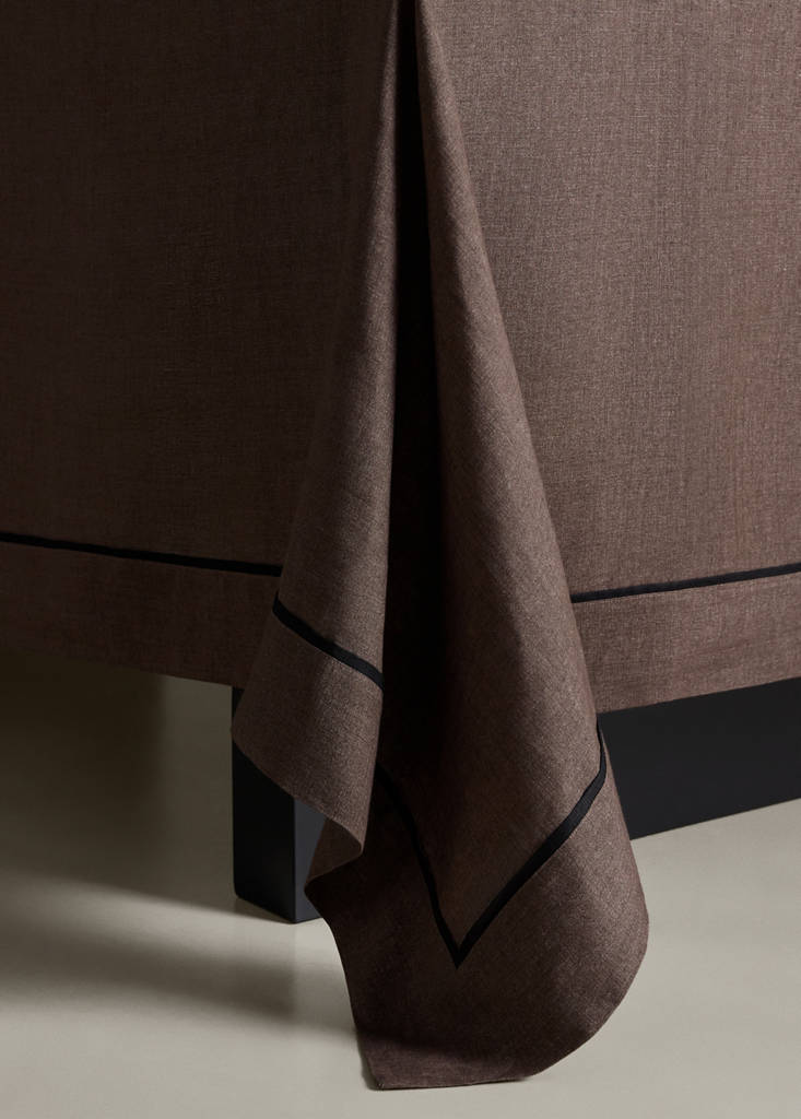 Melange linen tablecloth with contrast trim for 6 to 8 guests — Brown