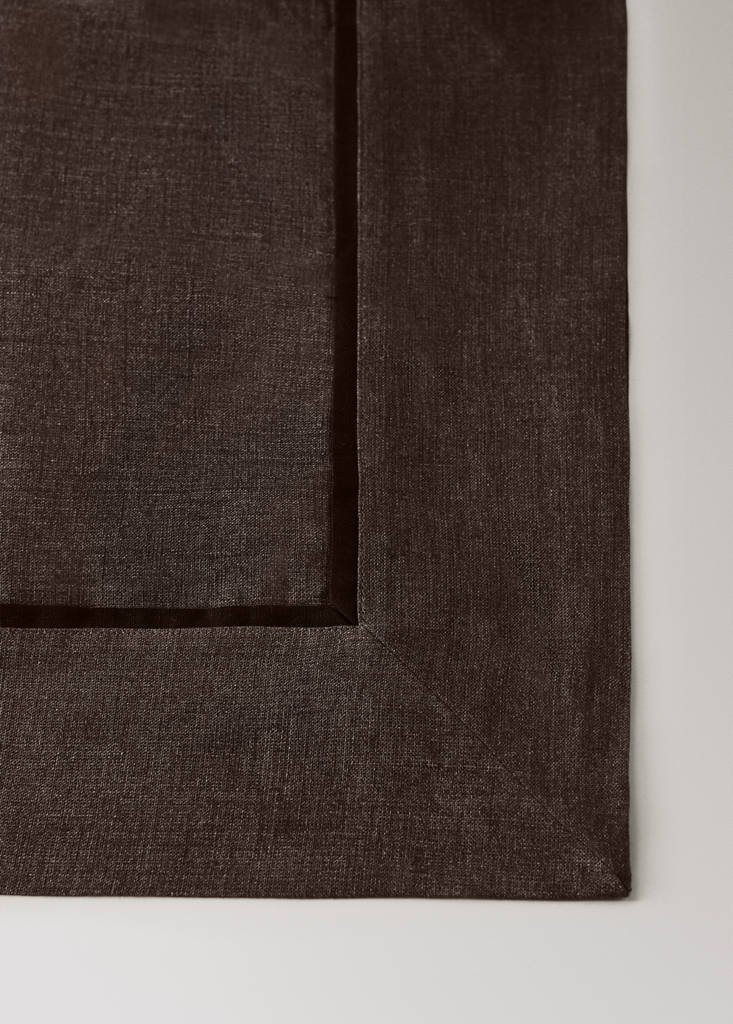 Melange linen tablecloth with contrast trim for 6 to 8 guests — Brown