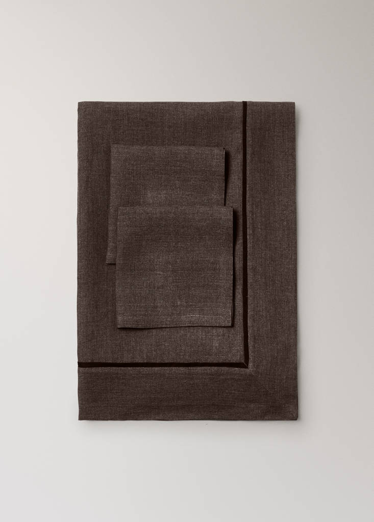 Melange linen tablecloth with contrast trim for 6 to 8 guests — Brown