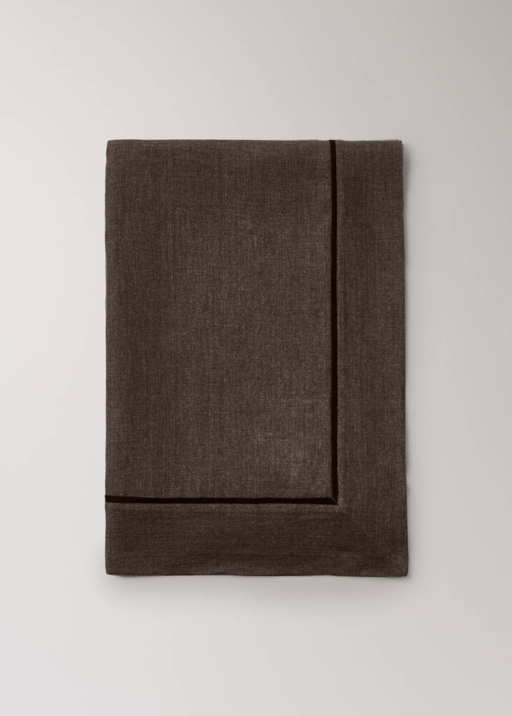 Melange linen tablecloth with contrast trim for 6 to 8 guests — Brown