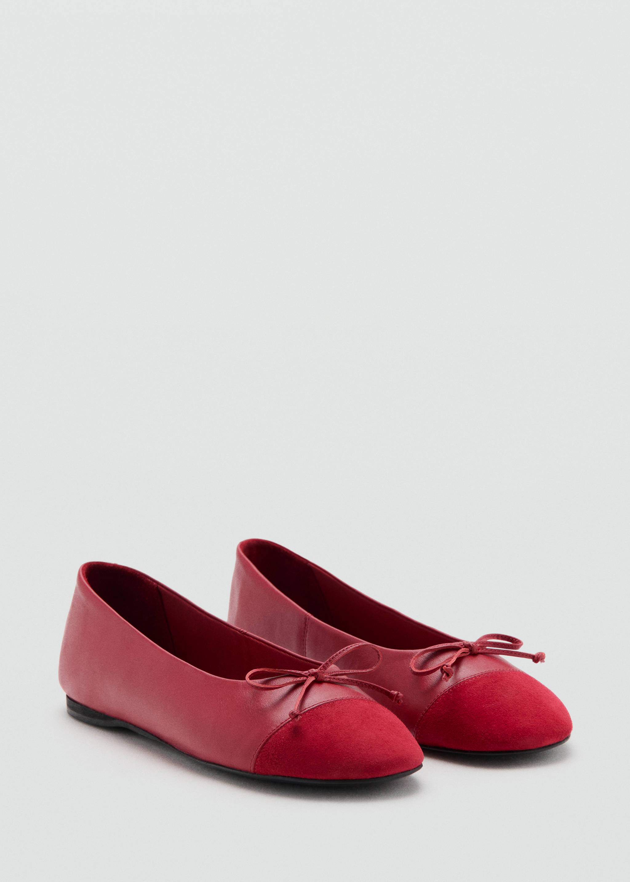 Ballerines cuir contraste - Plan moyen