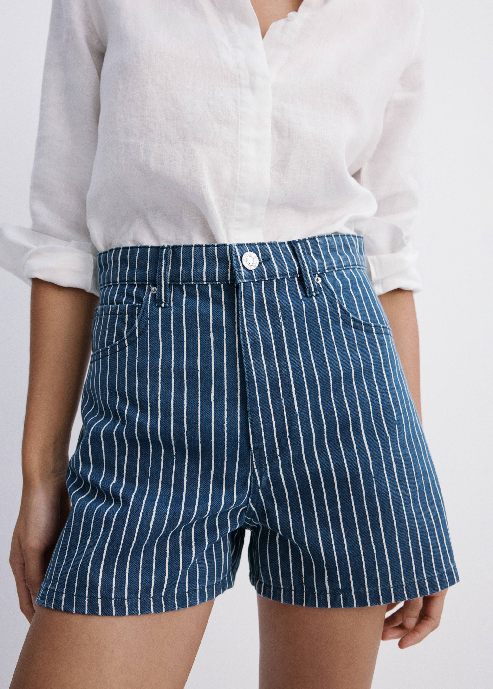 Shorts vaqueros tiro alto - Plano medio