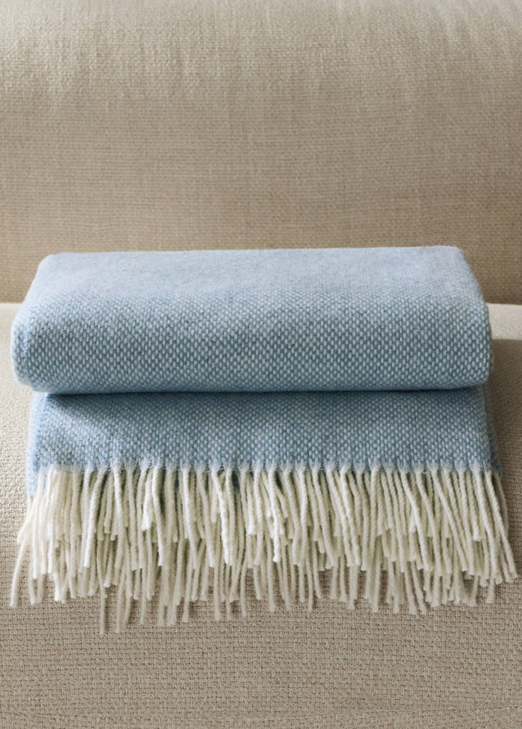 Soft throw with damier pattern and fringes — Blue