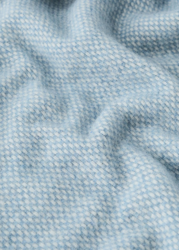 Soft throw with damier pattern and fringes — Blue