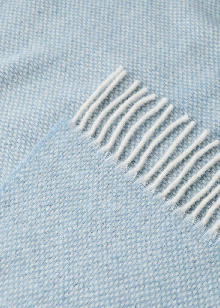 Soft throw with damier pattern and fringes — Blue