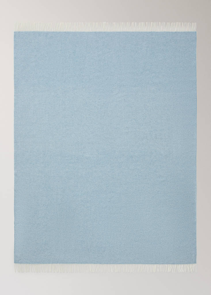 Soft throw with damier pattern and fringes — Blue